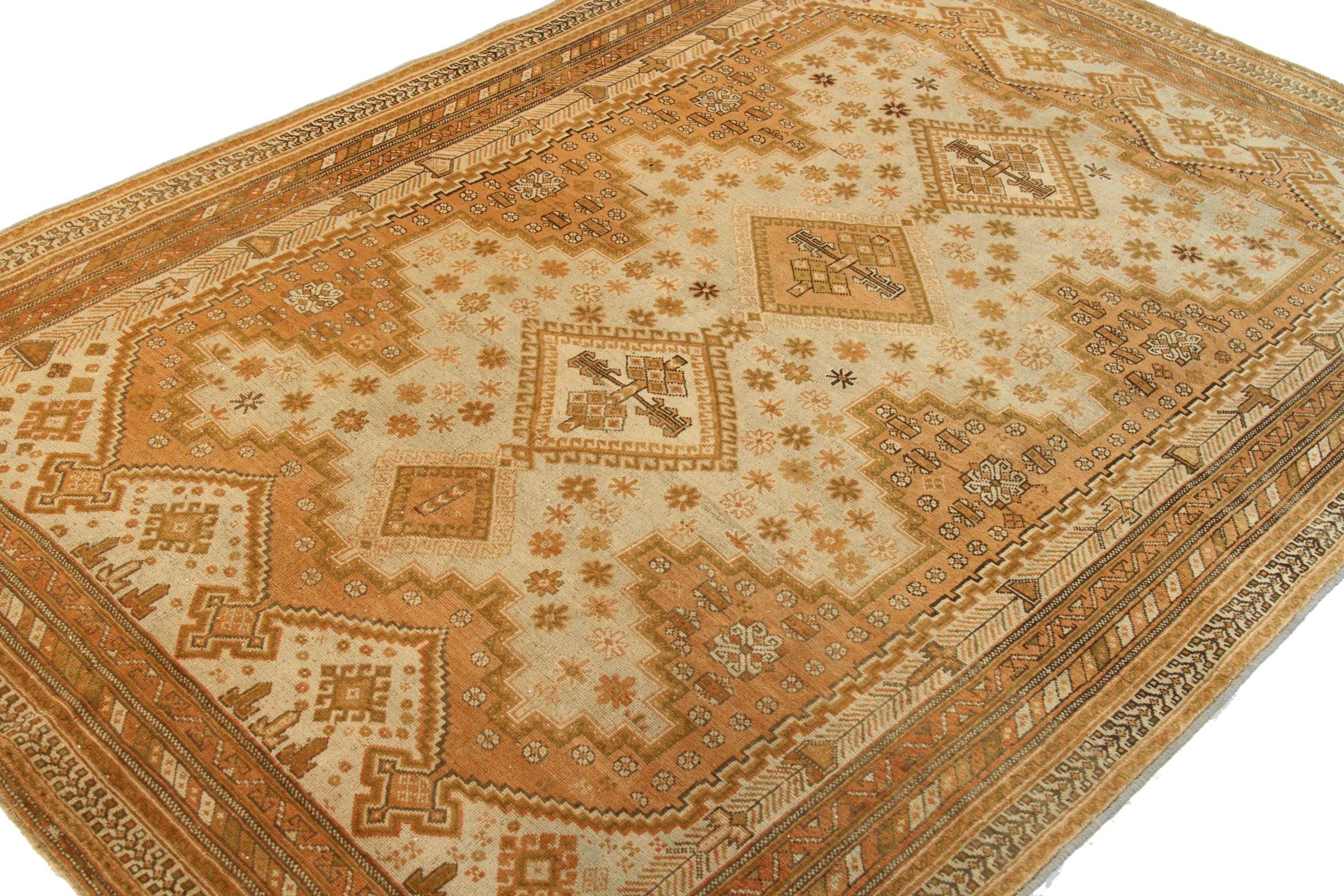 Scopri l'eleganza dei tappeti persiani Sirjan. Progettato con una meticolosa attenzione ai dettagli, questo design esclusivo è perfetto per valorizzare il tuo spazio.