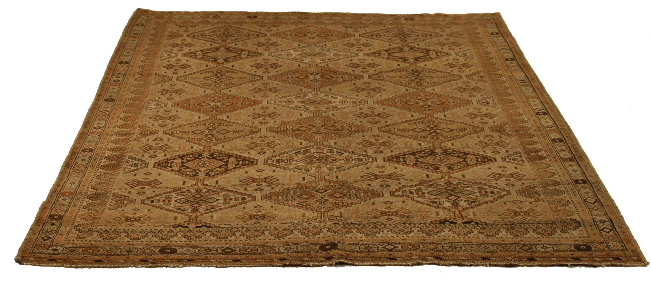 Scopri l'eleganza dei tappeti persiani Sirjan. Progettato con una meticolosa attenzione ai dettagli, questo design esclusivo è perfetto per valorizzare il tuo spazio.