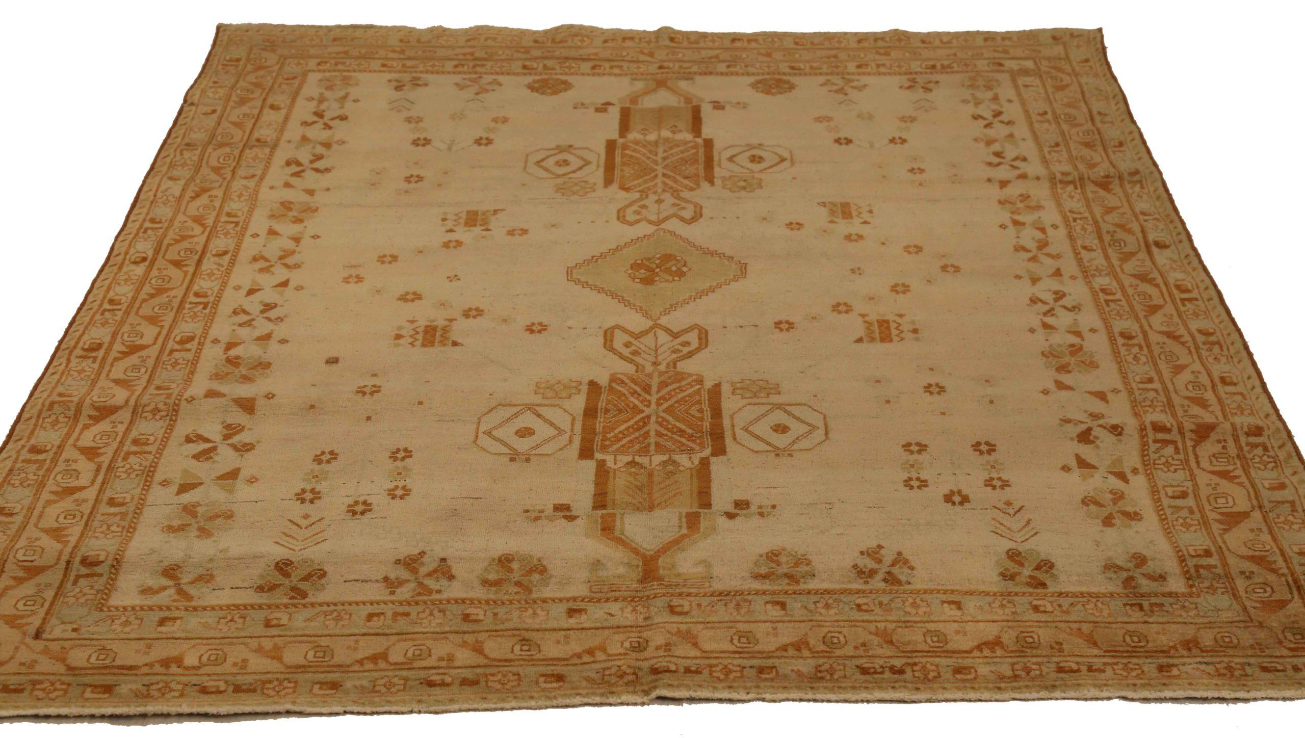 Entdecken Sie die Eleganz der persischen Sirjan Teppiche mit Area Rugs. Dieses exklusive Design, das mit viel Liebe zum Detail entworfen wurde, ist perfekt, um Ihren Raum zu verschönern.