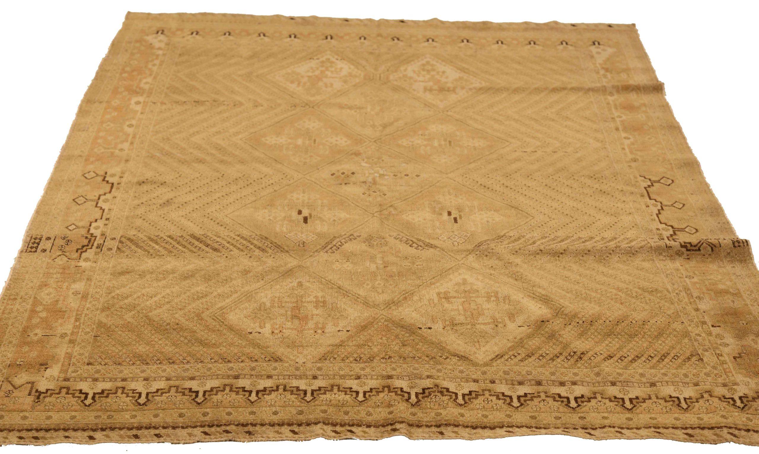 Descubre la elegancia del Sirjan persa, con su bella artesanía de Circa 1880. Diseñado con meticulosa atención al detalle, este diseño exclusivo es perfecto para realzar tu espacio.