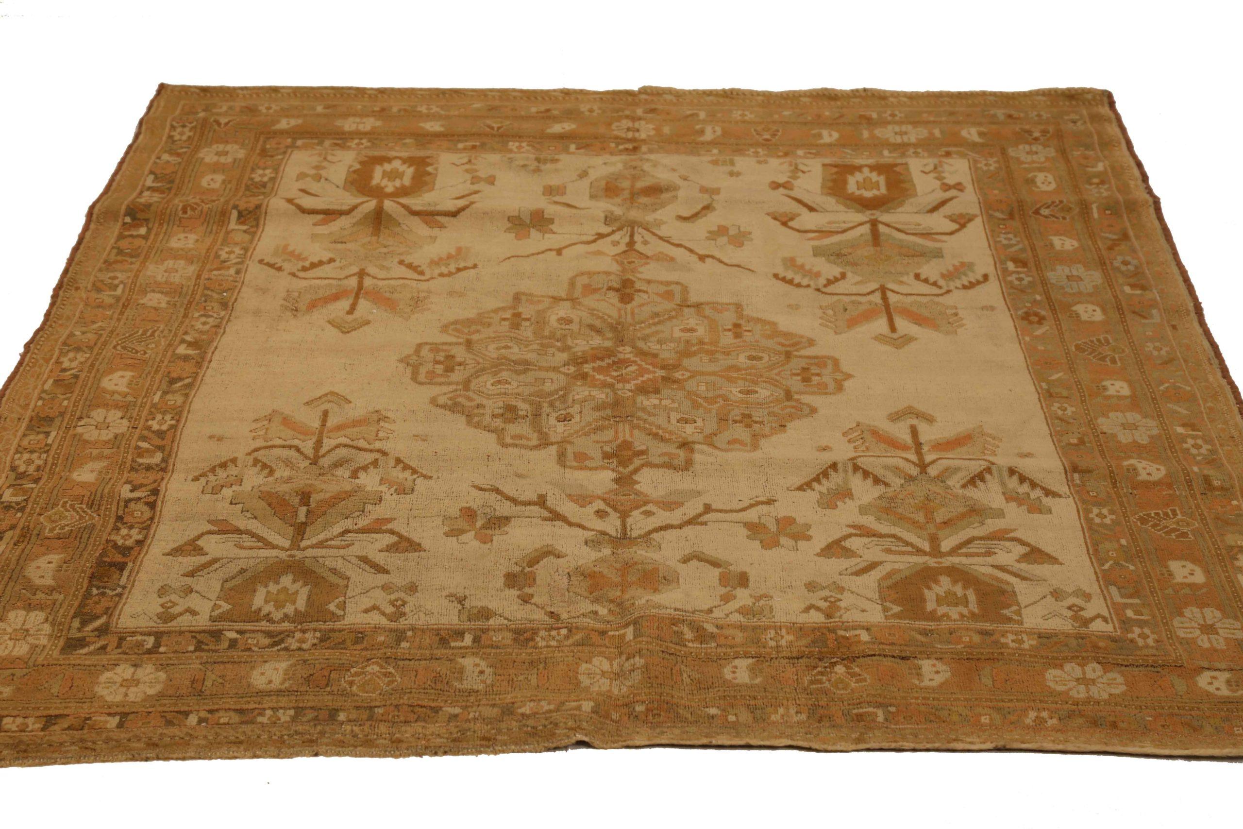 Descubre la elegancia del Sirjan persa, con su bella artesanía. Diseñado con meticulosa atención al detalle, este diseño exclusivo es perfecto para realzar tu espacio.
