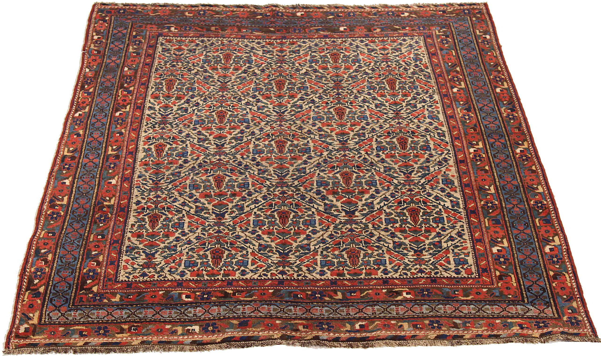Entdecken Sie die Eleganz des persischen Sirjan mit dem kleinen Teppich von CIRCA 1880. Dieses exklusive Design aus Wolle und BlauGrünElfenbeinRot eignet sich perfekt, um Ihren Raum zu verschönern.