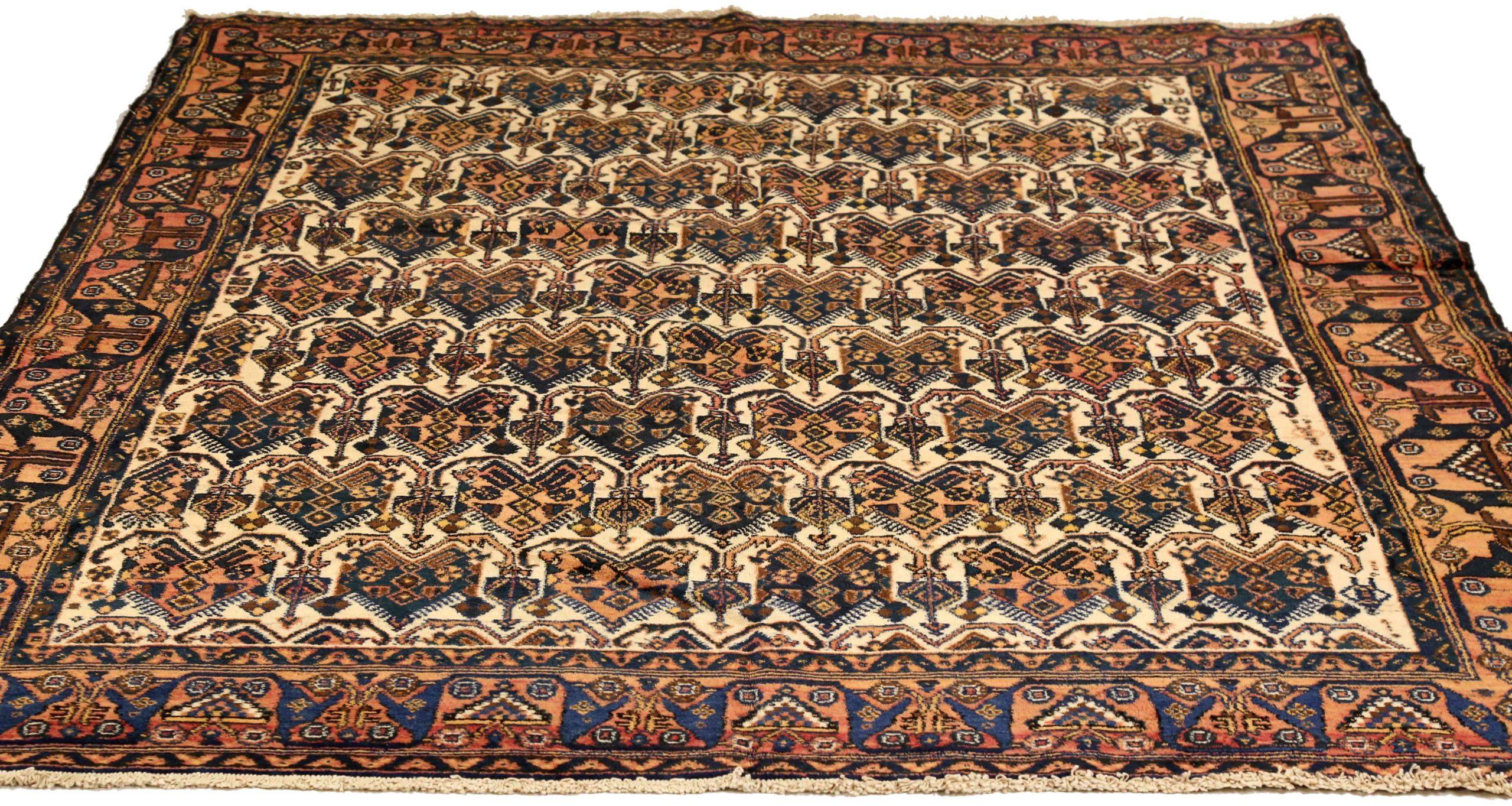 Entdecken Sie die Eleganz des persischen Sirjan mit dem kleinen Teppich von CIRCA 1880. Dieses exklusive Design aus Wolle und ElfenbeinMarineblauRot ist perfekt, um Ihren Raum zu verschönern.