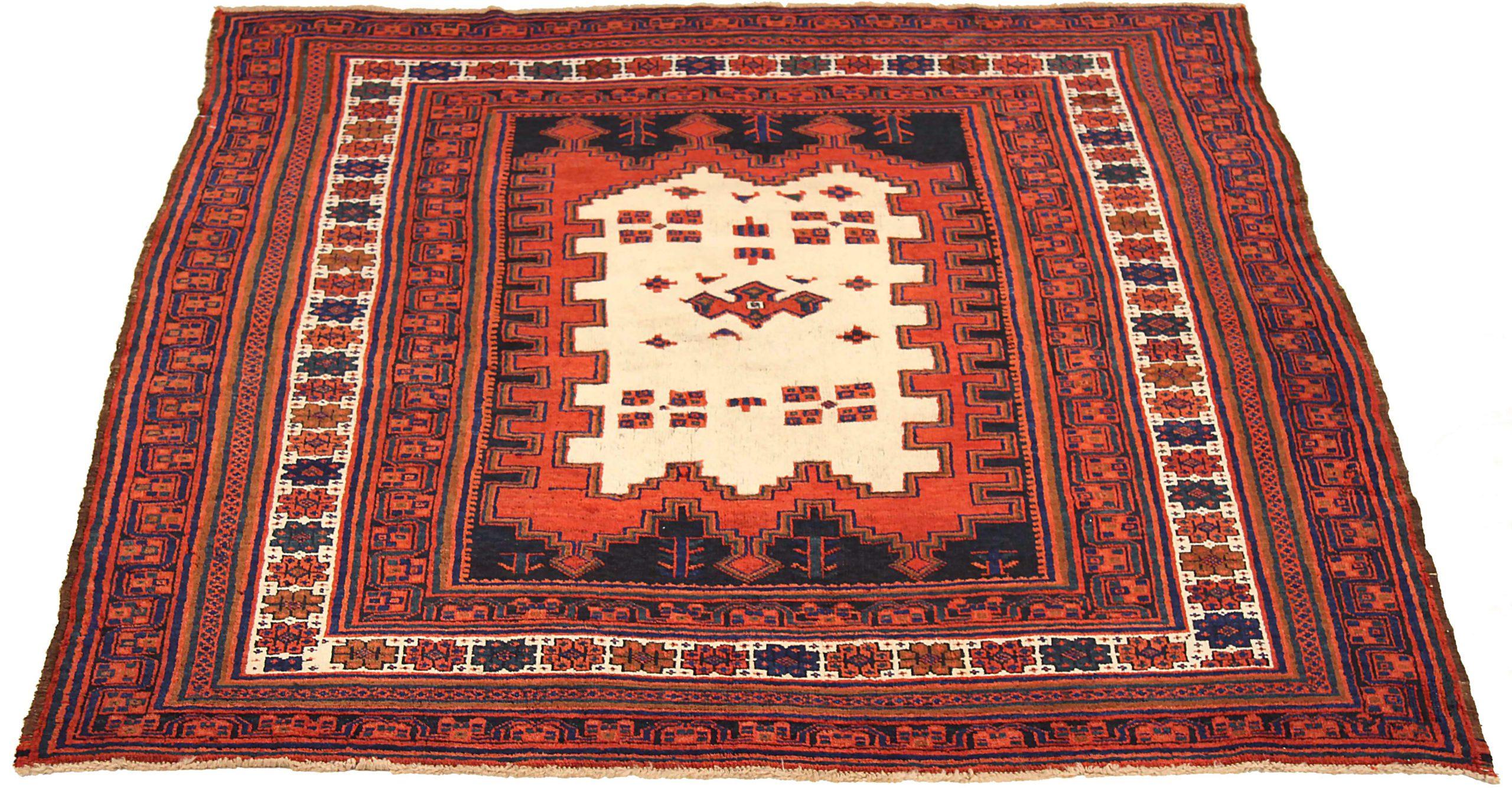 Entdecken Sie die Eleganz des persischen Sirjan mit dem kleinen Teppich von CIRCA 1910. Dieses exklusive Design aus Wolle und Schwarz-Elfenbein-Rot ist perfekt, um Ihren Raum aufzuwerten.