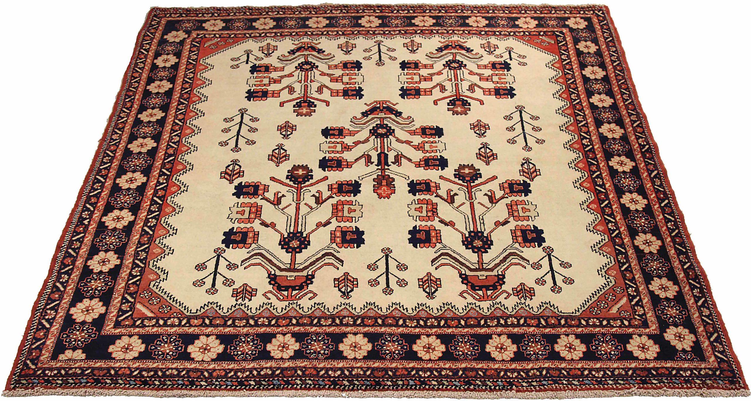 Entdecken Sie die Eleganz des persischen Sirjan mit dem kleinen Teppich von CIRCA 1910. Dieses exklusive Design aus Wolle und Schwarz-Elfenbein-Rot ist perfekt, um Ihren Raum aufzuwerten.