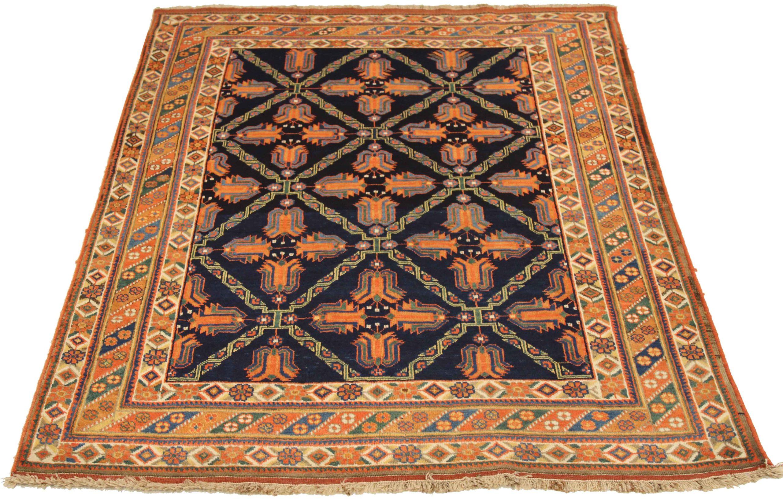Entdecken Sie die Eleganz des persischen Sirjan mit dem kleinen Teppich von CIRCA 1910. Dieses exklusive Design in den Farben Wolle und ElfenbeinMarineblauRotGelb ist perfekt, um Ihren Raum zu verschönern.