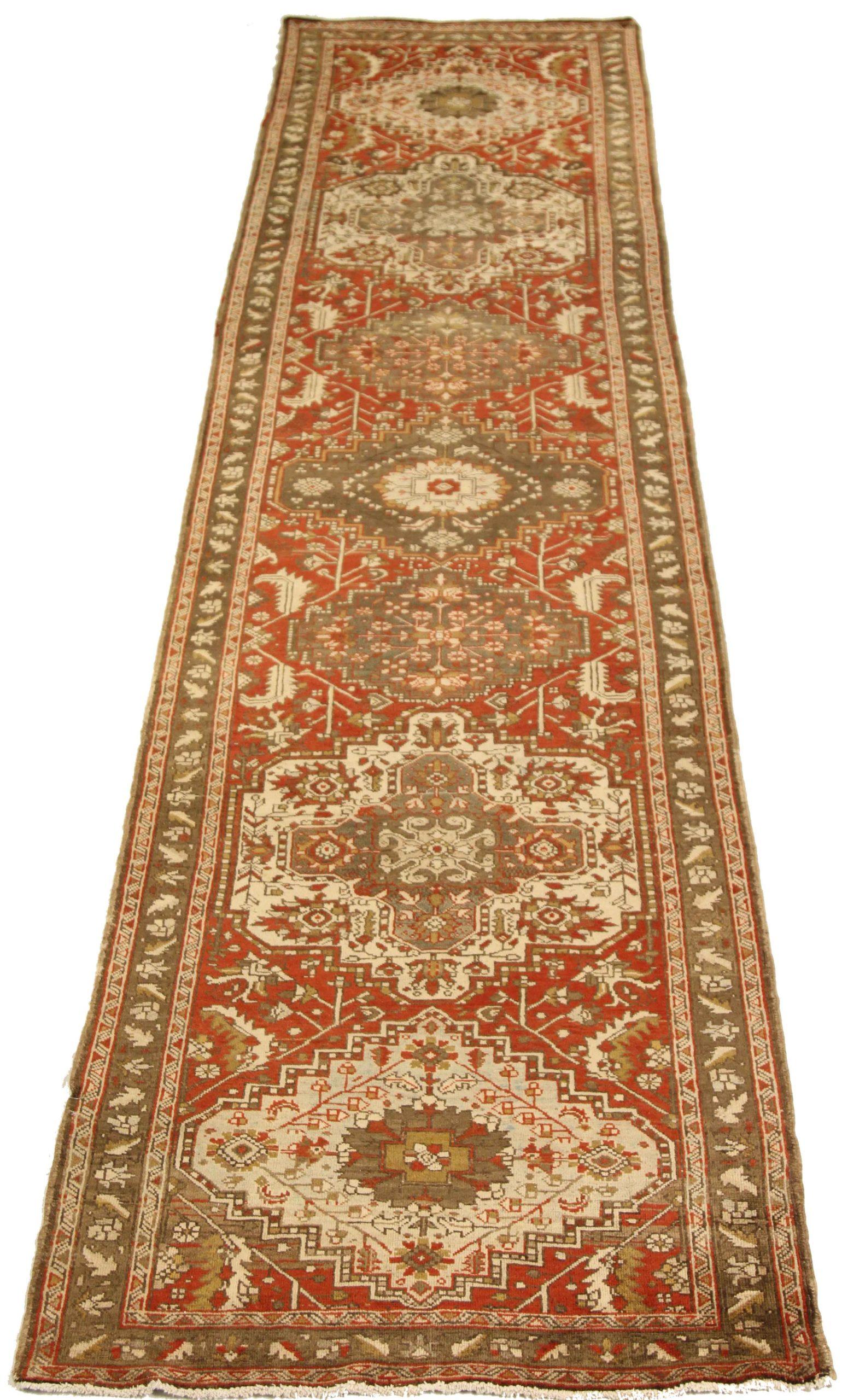 Découvrez l'élégance du tapis de course Persian Sisan. Conçu avec une attention méticuleuse aux détails, ce design exclusif est parfait pour mettre en valeur votre espace.