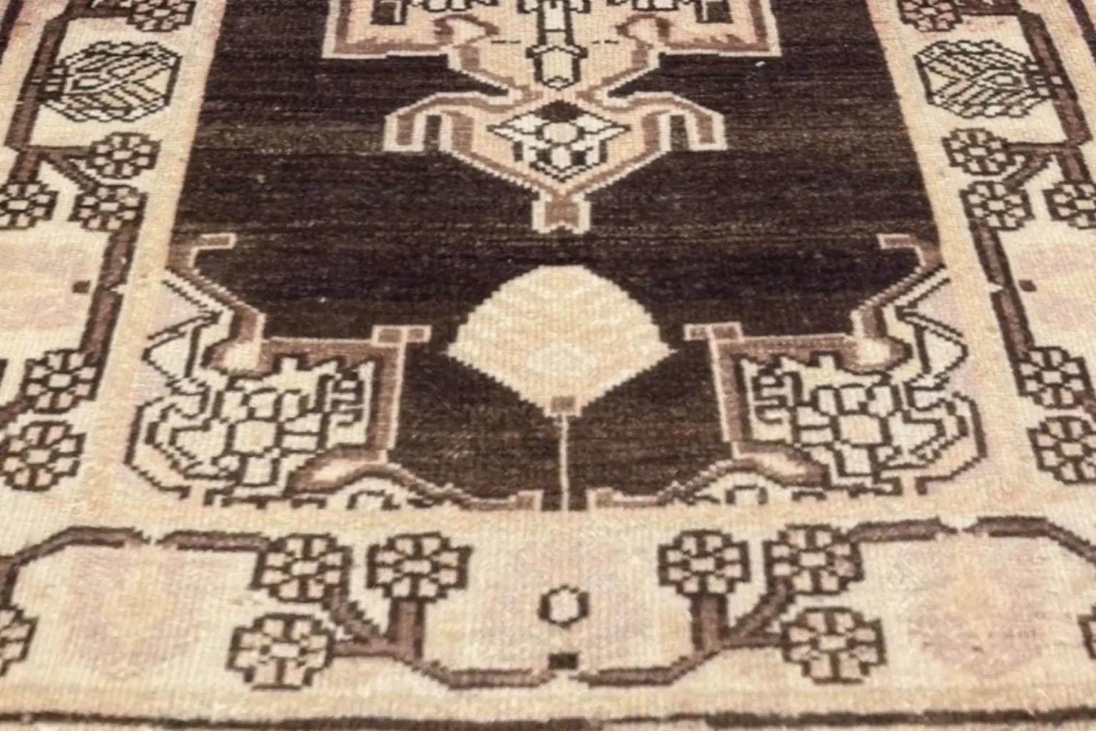 Persian Small Rug Circa 1910 -Zanjan Design - Wool Brown Ivory For Sale 1