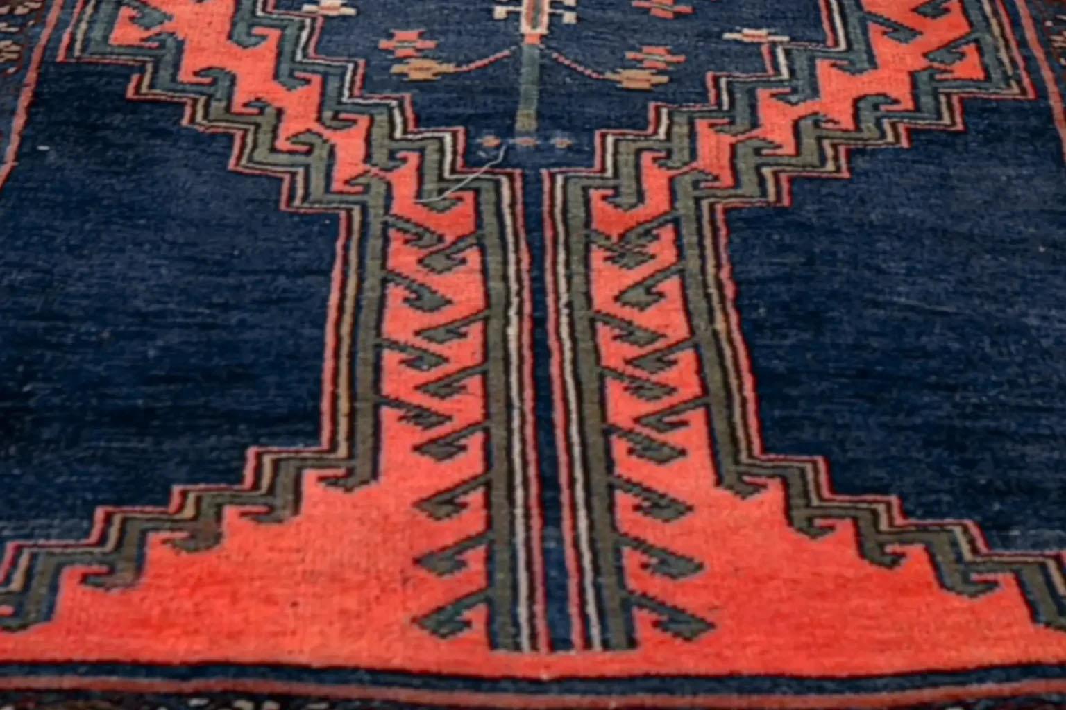 Persian Small Rug - Zanjan Design - Navy & Red In Excellent Condition For Sale In Dallas, TX
