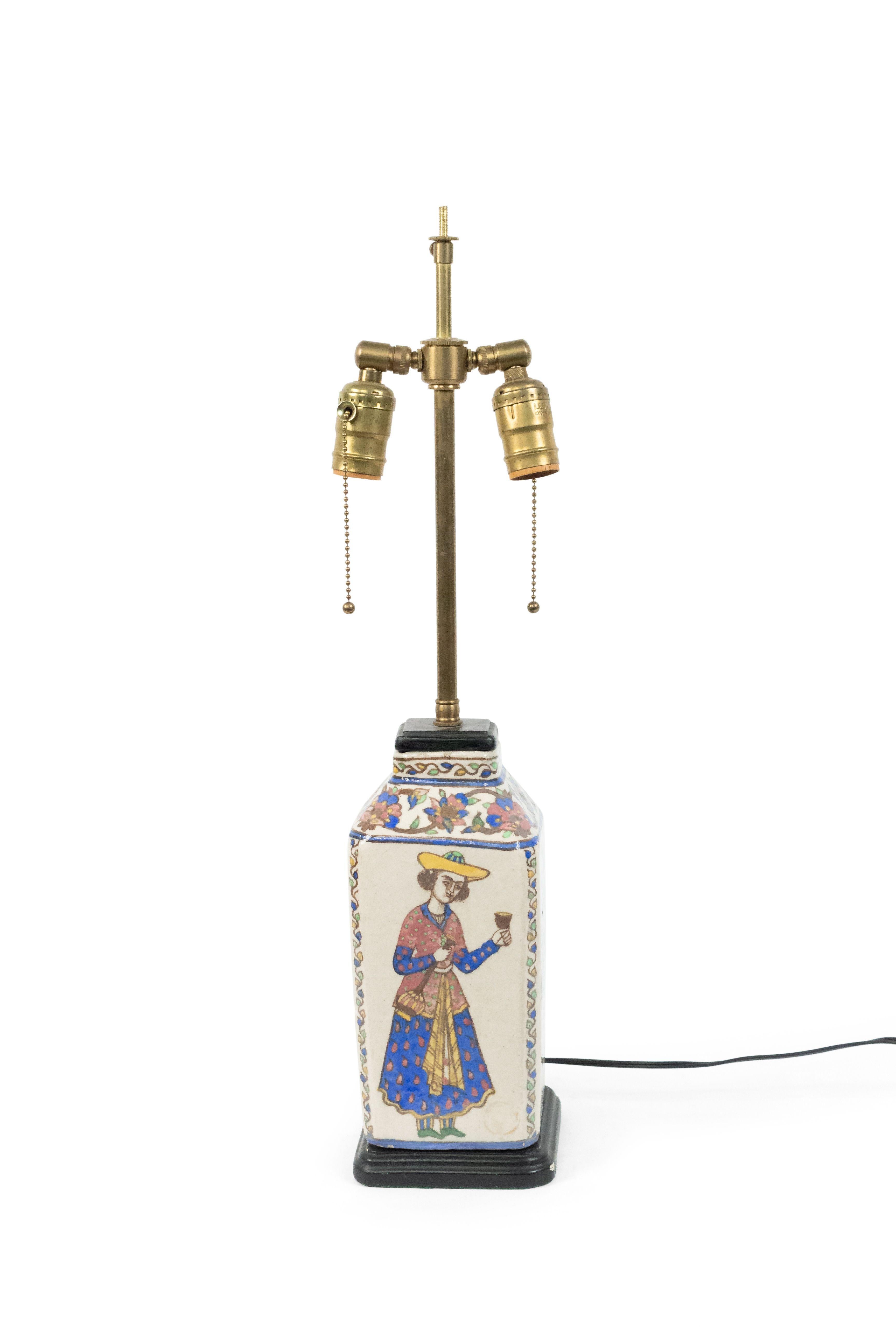 Paire de lampes-vases carrées en faïence émaillée de style persan du Moyen-Orient, datant du 19e-20e siècle, sur base laquée noire, avec décor de figures et de fleurs.