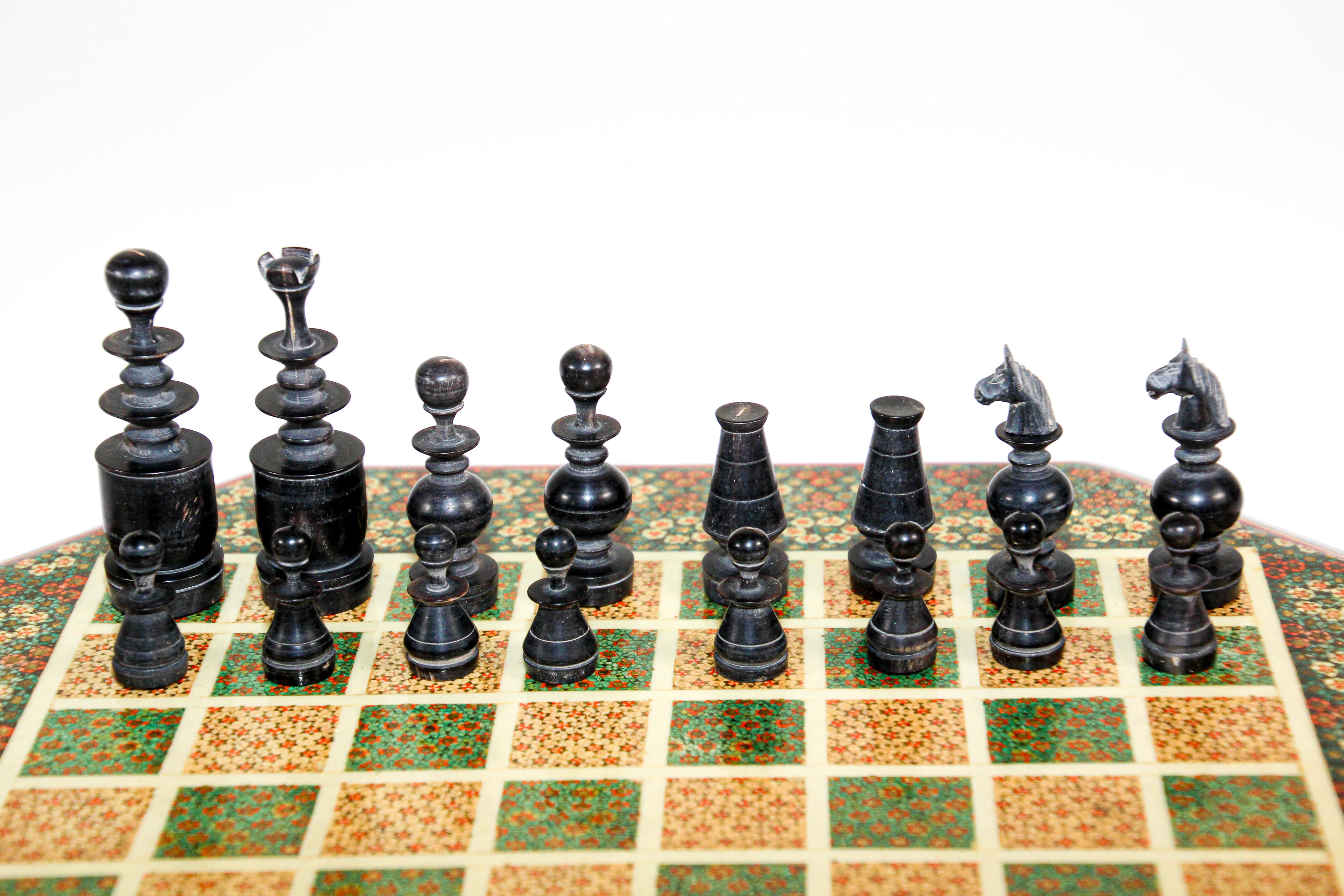 Achteckiges Schachspiel mit Hornstücken aus Mikro-Mosaik aus dem Nahen Osten im Angebot 3