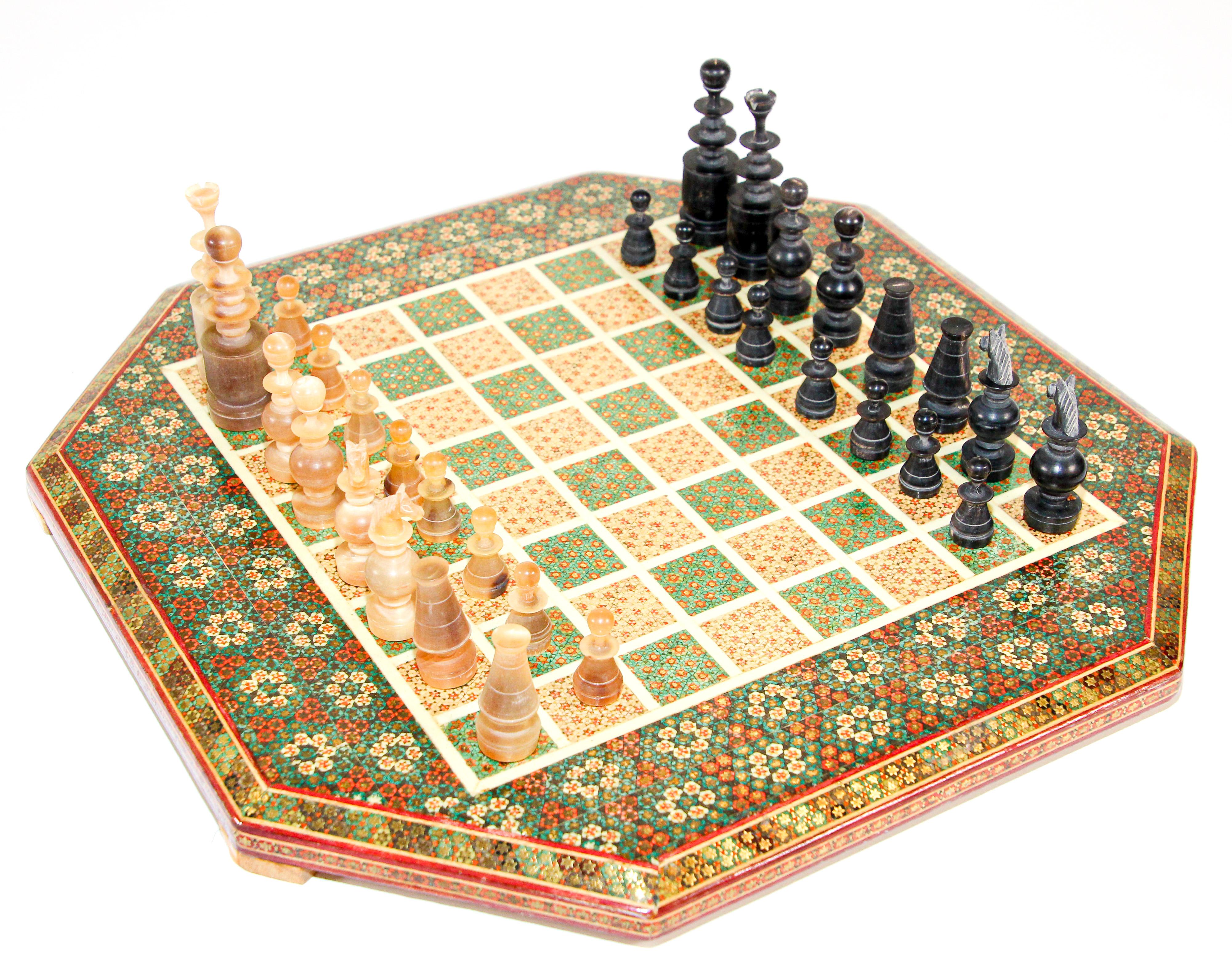 Achteckiges Schachspiel mit Hornstücken aus Mikro-Mosaik aus dem Nahen Osten (Maurisch) im Angebot
