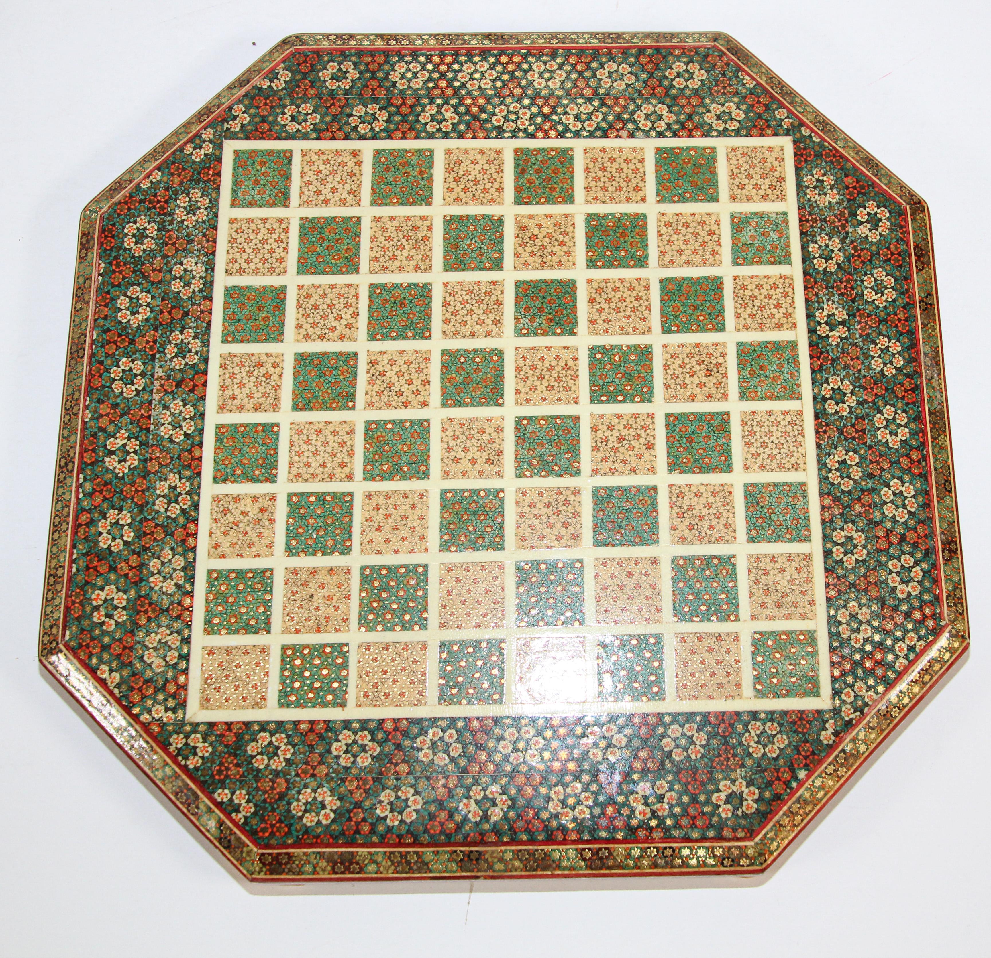 Achteckiges Schachspiel mit Hornstücken aus Mikro-Mosaik aus dem Nahen Osten (Marketerie) im Angebot