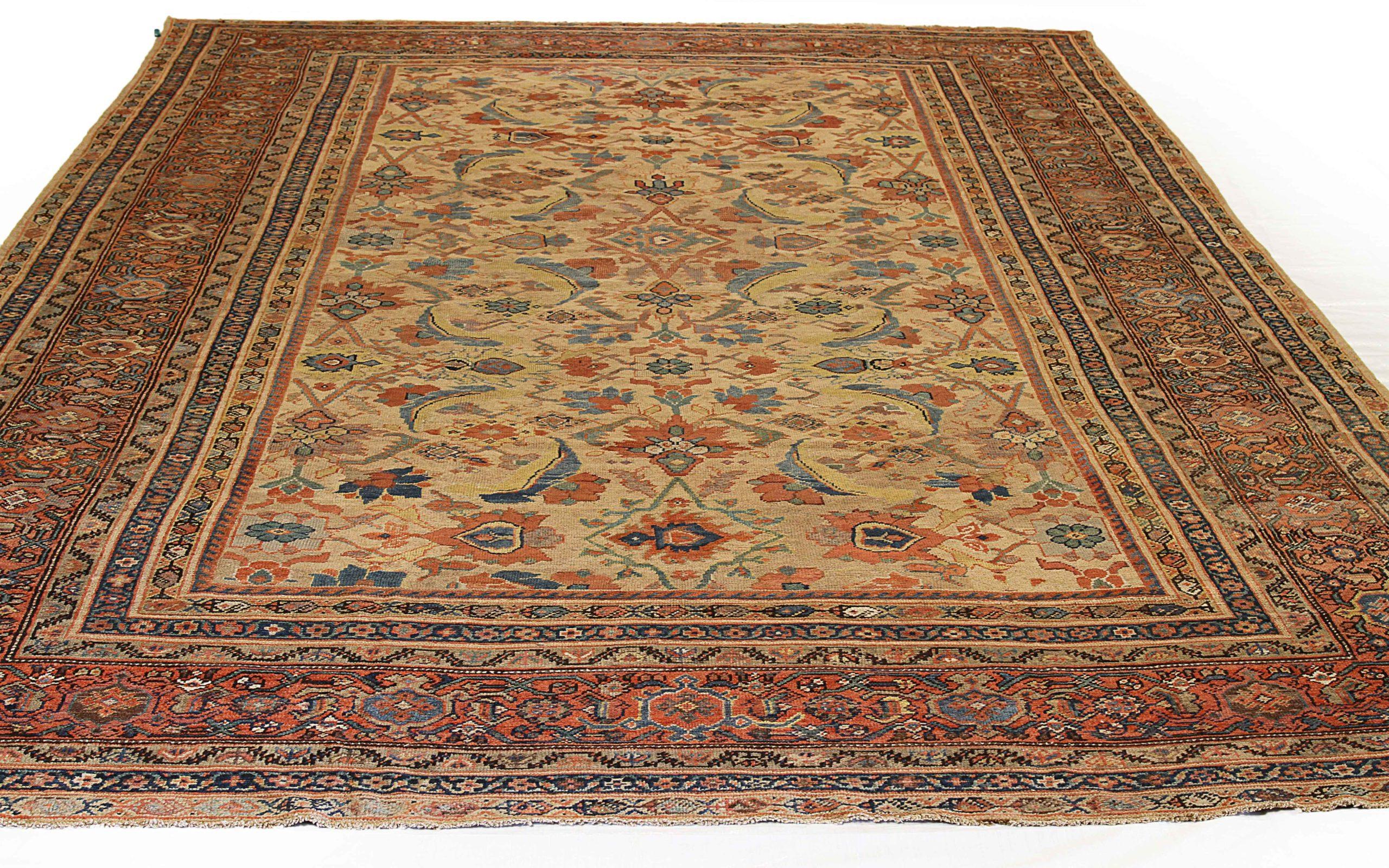 Découvrez l'élégance des tapis persans Sultanabad de Circa 1880. Conçu avec une attention méticuleuse aux détails, ce design exclusif est parfait pour mettre en valeur votre espace.