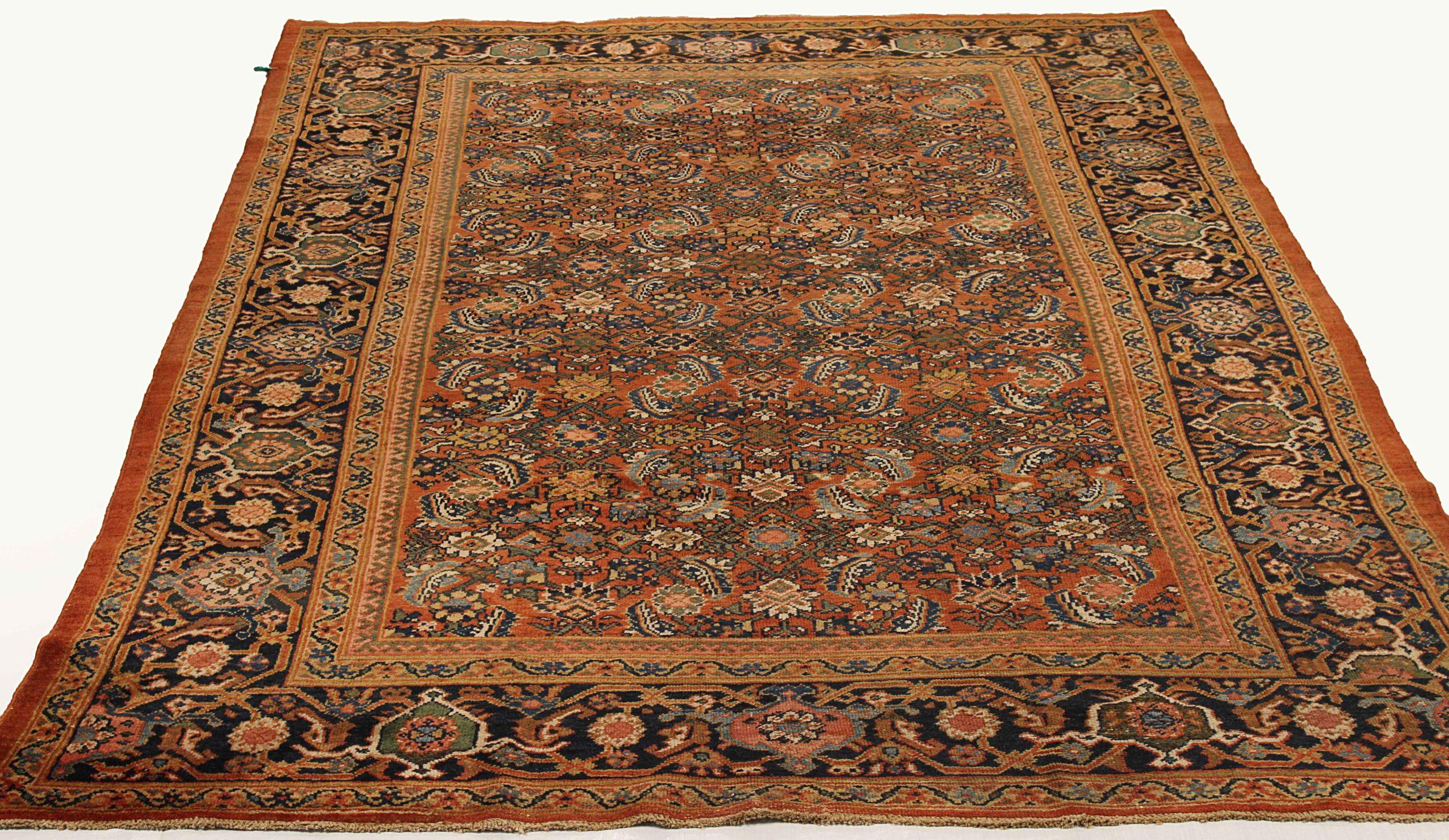 Découvrez l'élégance des tapis persans Sultanabad de Circa 1880. Conçu avec une attention méticuleuse aux détails, ce design exclusif est parfait pour mettre en valeur votre espace.