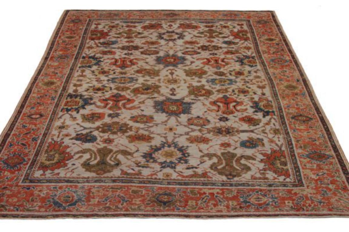 Entdecken Sie die Eleganz der persischen Sultanabad Teppiche von CIRCA 1880. Dieses exklusive Design aus Wolle und Blau-Elfenbein-Rot ist perfekt, um Ihren Raum zu verschönern.