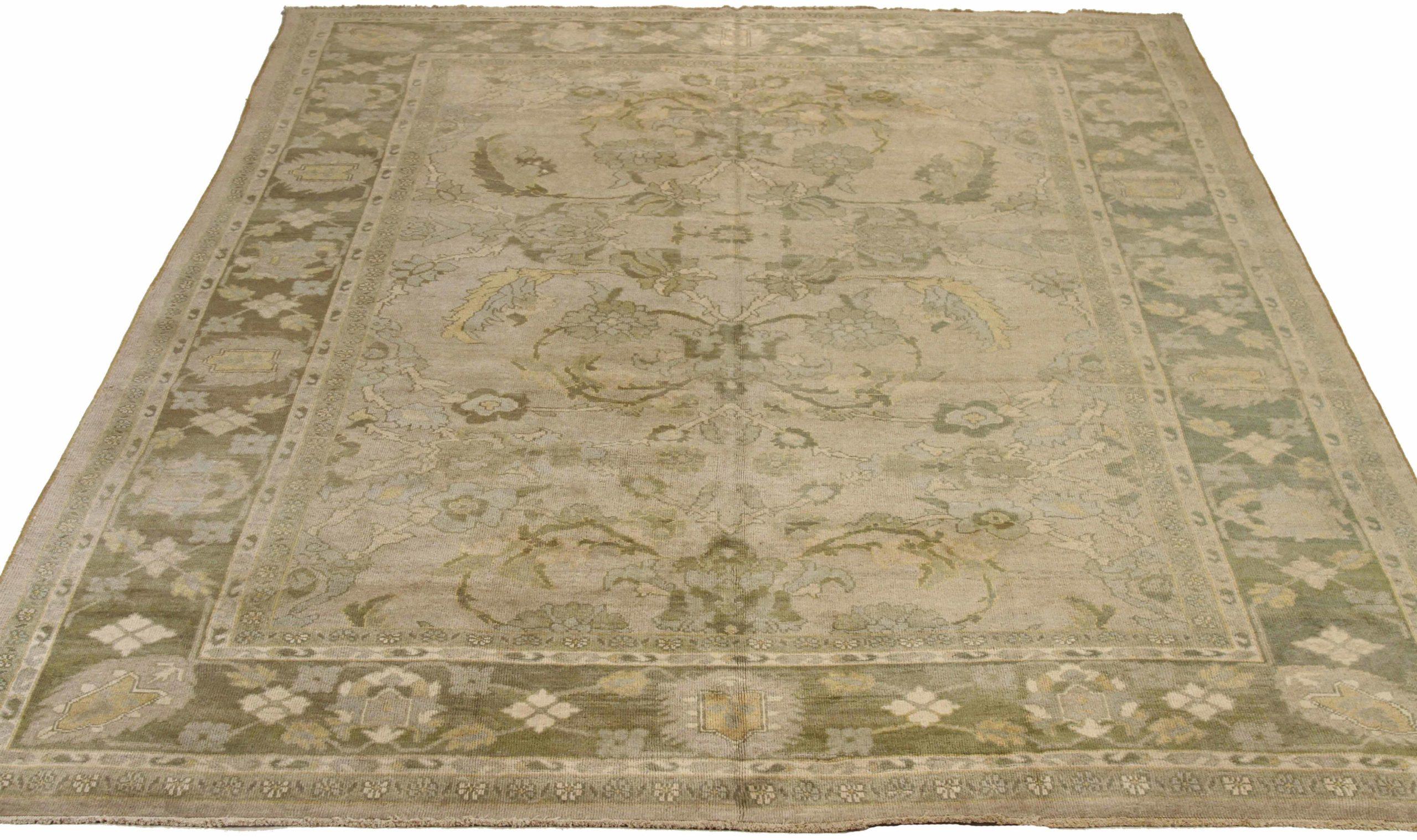 Découvrez l'élégance des tapis persans Sultanabad de Circa 1880. Conçu avec de la laine et du vert-jaune-ivoire, ce design exclusif est parfait pour mettre en valeur votre espace.