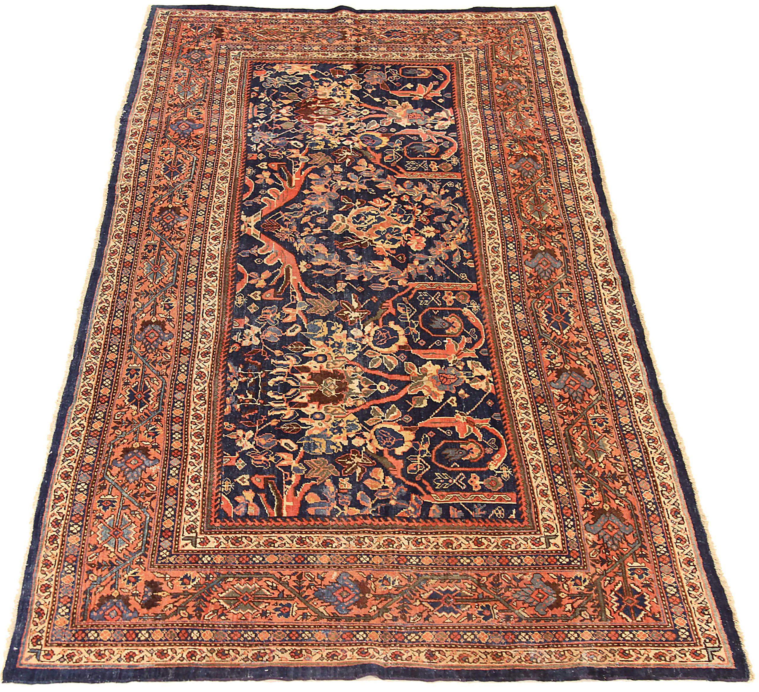 Découvrez l'élégance des tapis persans Sultanabad de Circa 1880. Conçu avec de la laine et de l'ivoire bleu marine, ce design exclusif est parfait pour mettre en valeur votre espace.