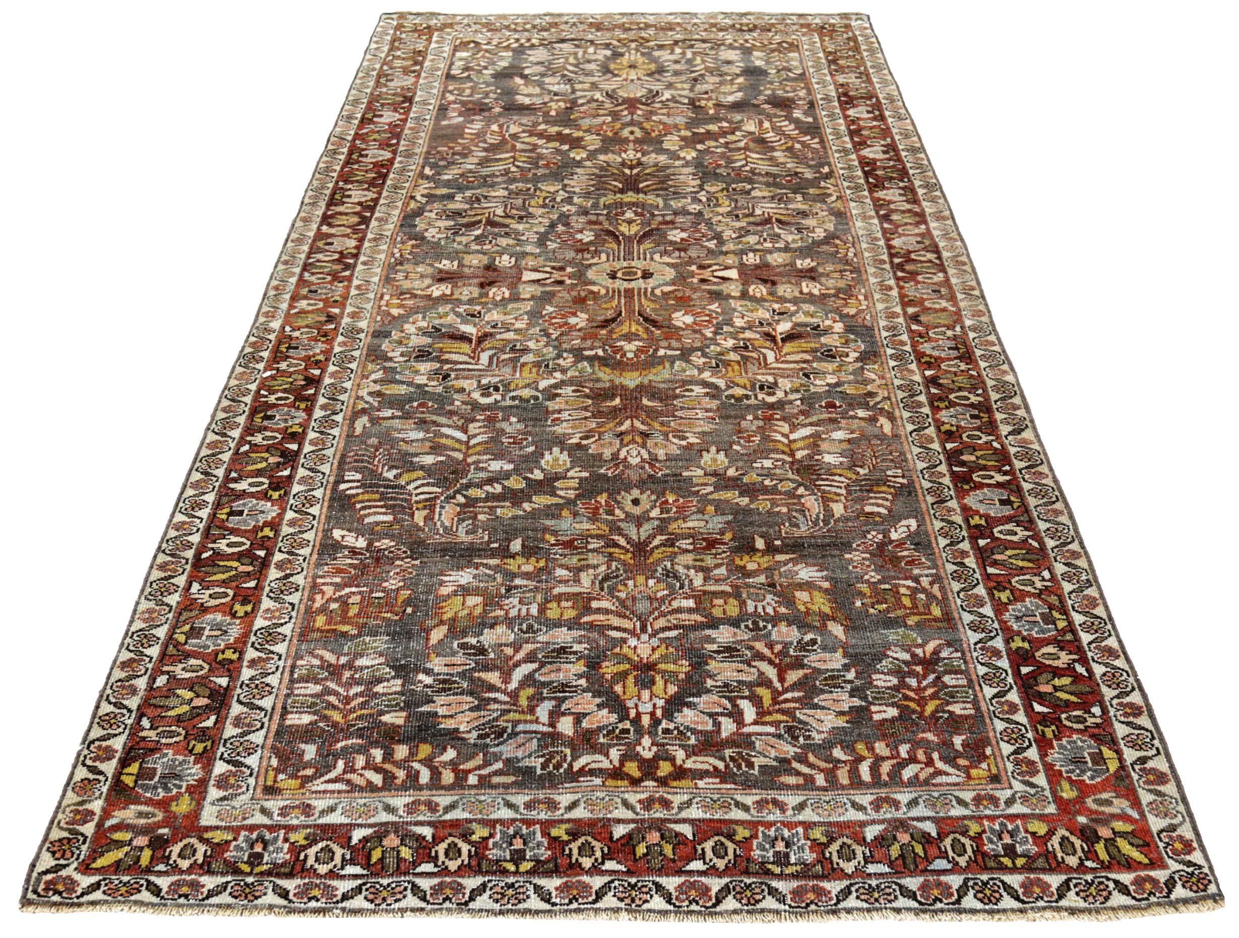 Entdecken Sie die Eleganz der persischen Sultanabad Teppiche von CIRCA 1910. Dieses exklusive Design aus Wolle und BraunRotGelb ist perfekt, um Ihren Raum zu verschönern.