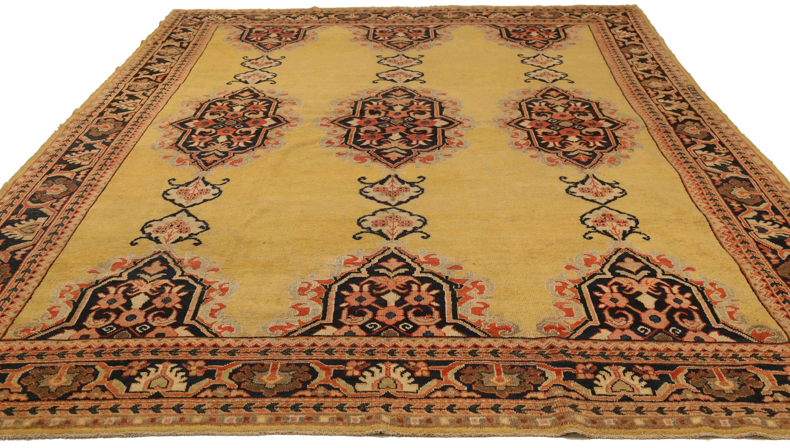 Scopri l'eleganza dei Sultanabad Rugs persiani con i tappeti CIRCA del 1910. Progettato con lana e blu navy-giallo rosso, questo design esclusivo è perfetto per valorizzare il tuo spazio.