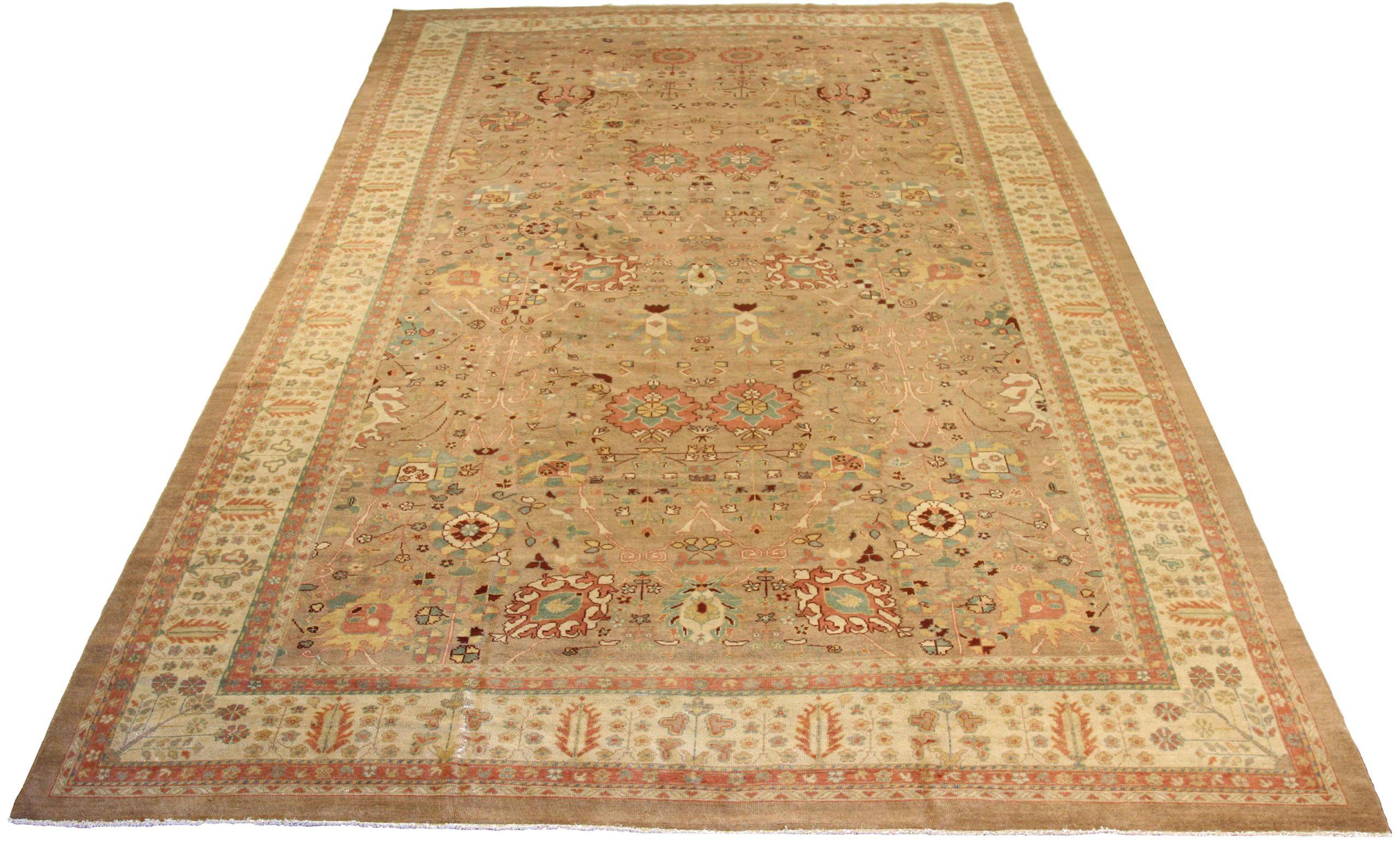 Scopri l'eleganza dei Sultanabad Rugs persiani con i tappeti CIRCA del 1990. Progettato con una meticolosa attenzione ai dettagli, questo design esclusivo è perfetto per valorizzare il tuo spazio.