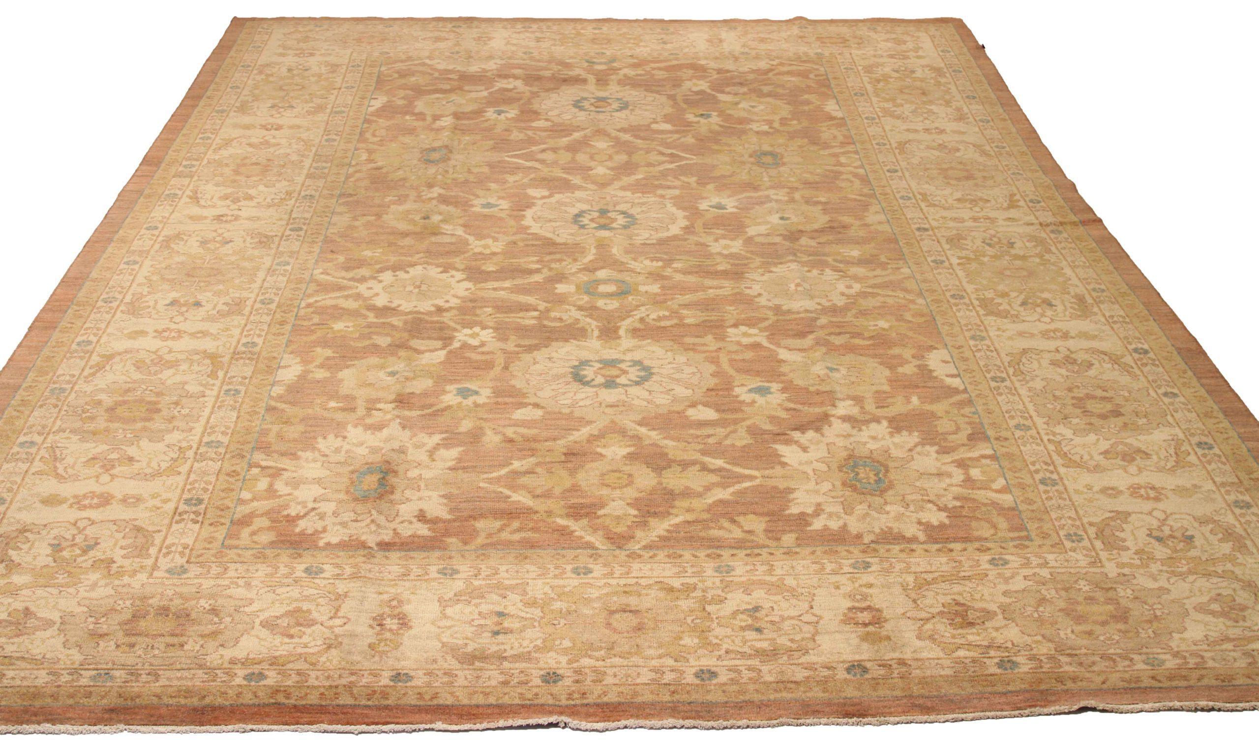 Entdecken Sie die Eleganz der persischen Sultanabad Teppiche von CIRCA 1990. Dieses exklusive Design, das mit viel Liebe zum Detail entworfen wurde, ist perfekt, um Ihren Raum zu verschönern.