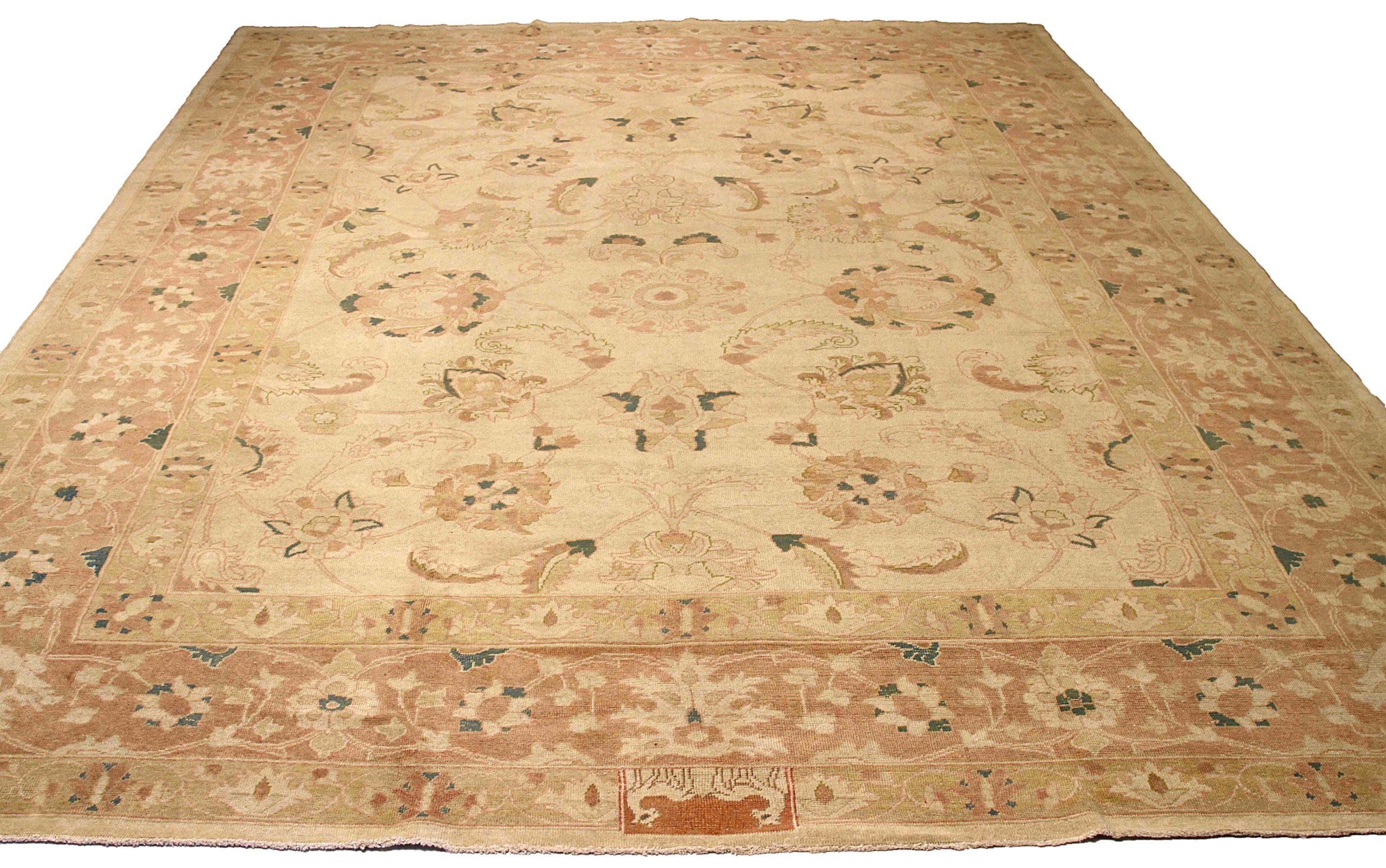 Entdecken Sie die Eleganz der persischen Sultanabad Teppiche von CIRCA 1990. Dieses exklusive Design, das mit viel Liebe zum Detail entworfen wurde, ist perfekt, um Ihren Raum zu verschönern.