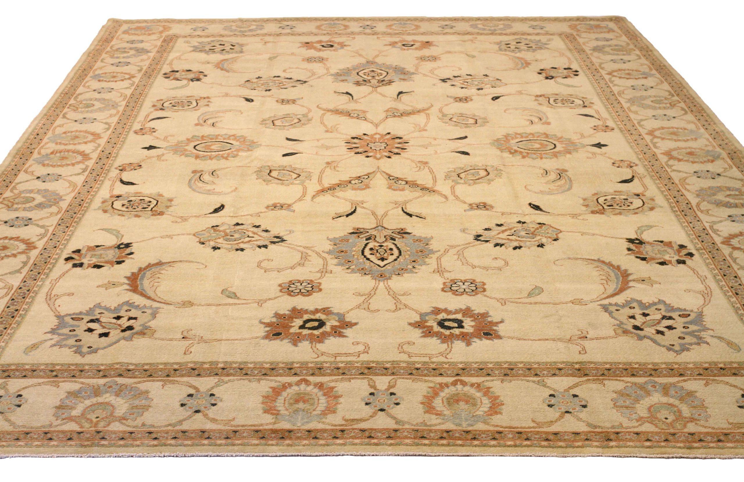 Scopri l'eleganza dei Sultanabad Rugs persiani con i tappeti CIRCA del 1990. Progettato con una meticolosa attenzione ai dettagli, questo design esclusivo è perfetto per valorizzare il tuo spazio.
