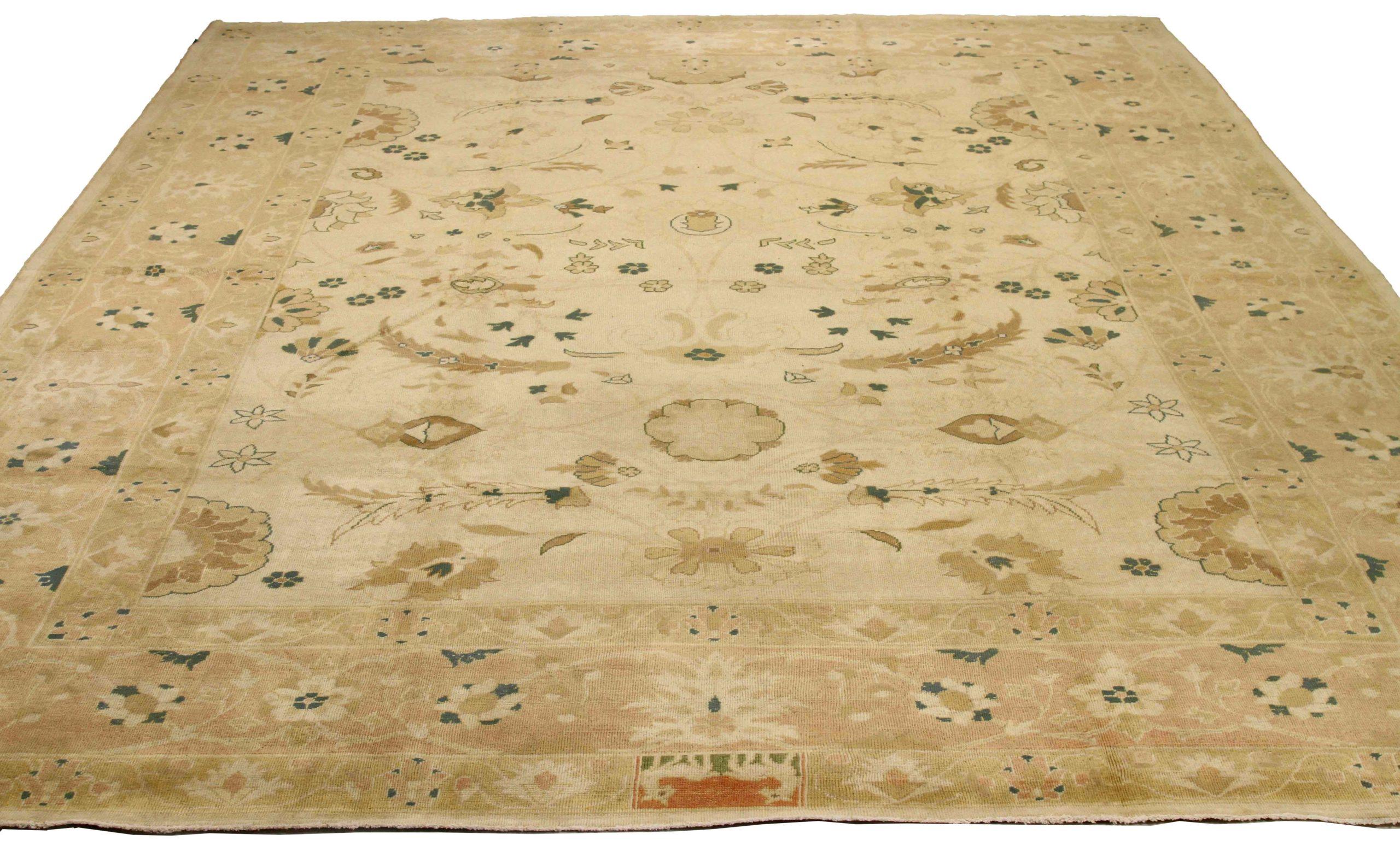 Entdecken Sie die Eleganz der persischen Sultanabad Teppiche von CIRCA 1990. Dieses exklusive Design, das mit viel Liebe zum Detail entworfen wurde, ist perfekt, um Ihren Raum zu verschönern.