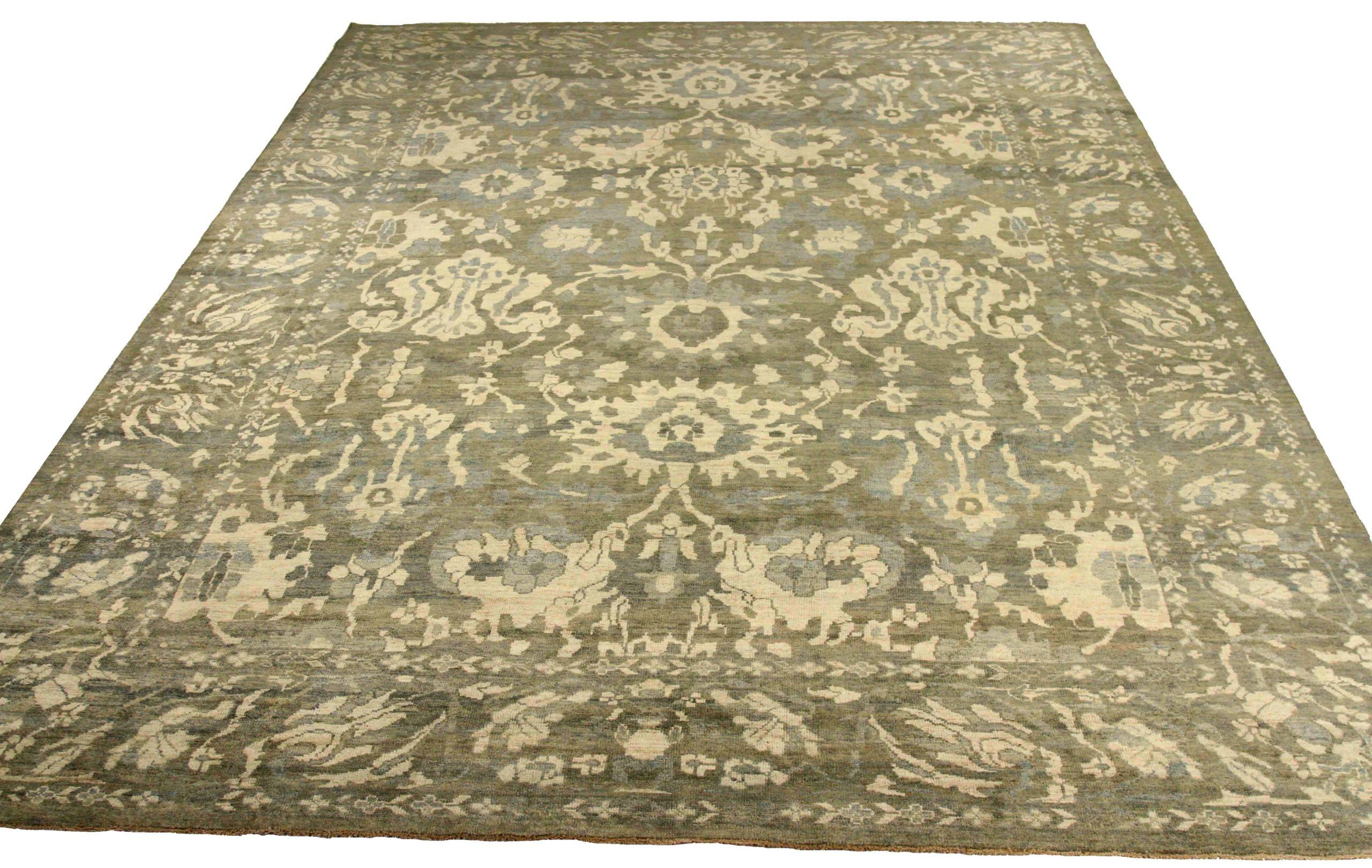Découvrez l'élégance des tapis persans Sultanabad de Circa 1990. Conçu avec une attention méticuleuse aux détails, ce design exclusif est parfait pour mettre en valeur votre espace.