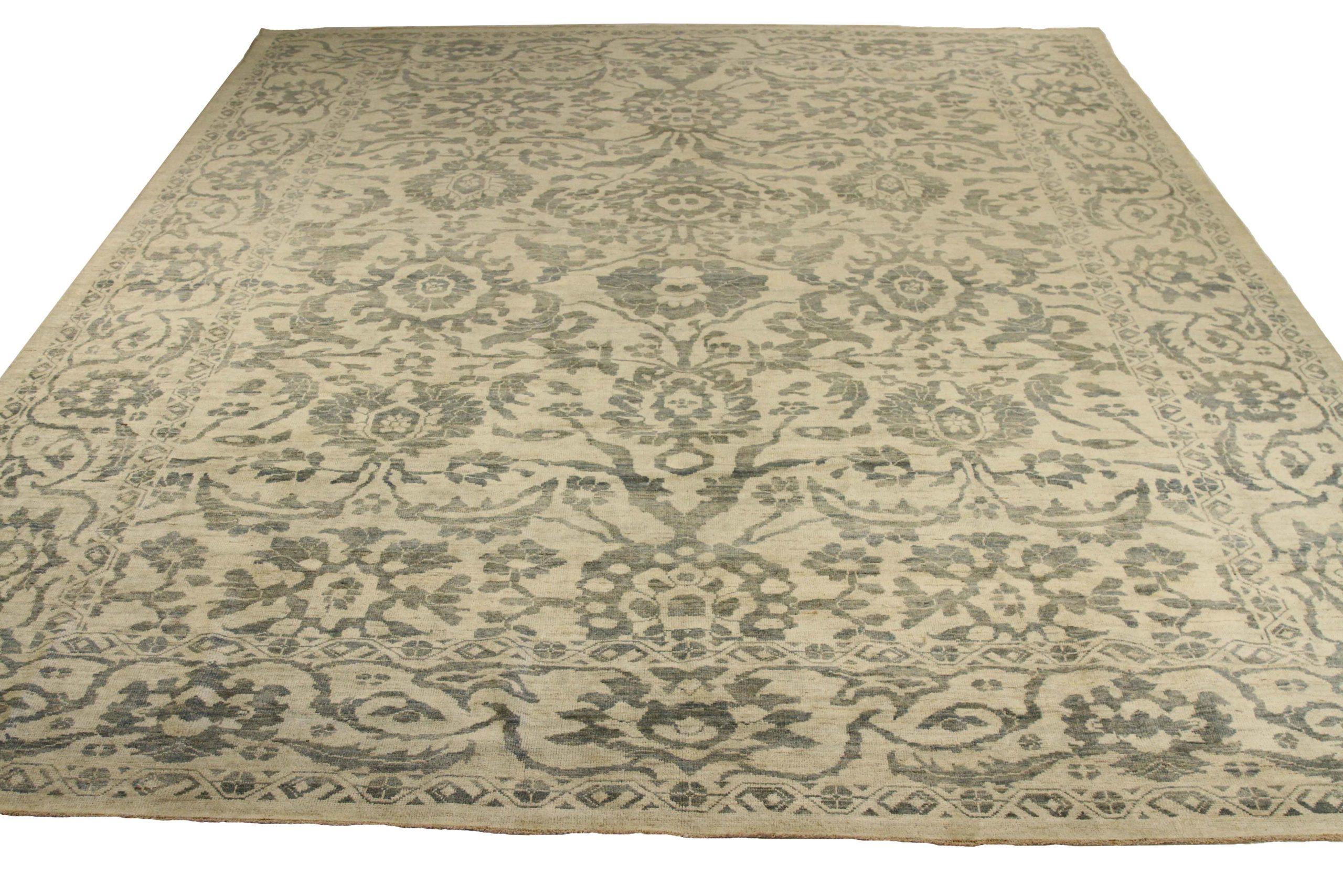 Scopri l'eleganza dei Sultanabad Rugs persiani con i tappeti CIRCA del 1990. Progettato con una meticolosa attenzione ai dettagli, questo design esclusivo è perfetto per valorizzare il tuo spazio.