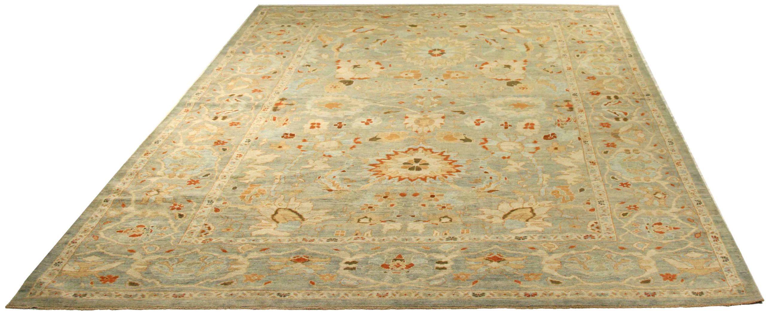 Découvrez l'élégance des tapis persans Sultanabad de Circa 1990. Conçu avec une attention méticuleuse aux détails, ce design exclusif est parfait pour mettre en valeur votre espace.