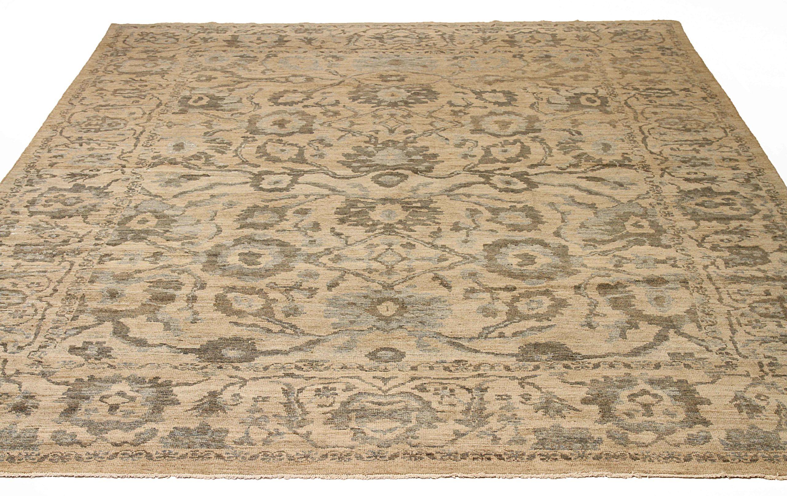 Entdecken Sie die Eleganz der persischen Sultanabad Teppiche von CIRCA 1990. Dieses exklusive Design, das mit viel Liebe zum Detail entworfen wurde, ist perfekt, um Ihren Raum zu verschönern.