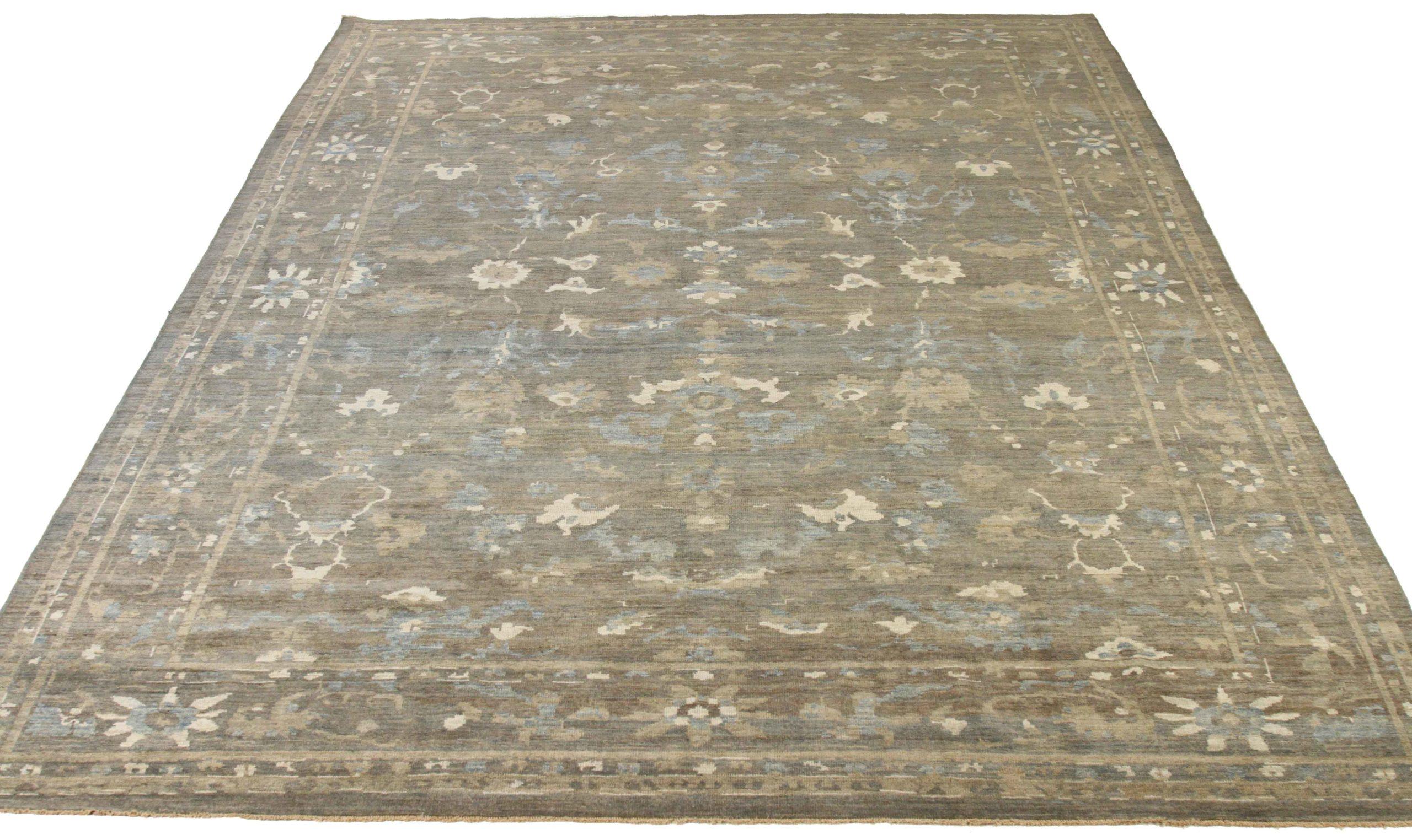 Entdecken Sie die Eleganz der persischen Sultanabad Teppiche von CIRCA 1990. Dieses exklusive Design, das mit viel Liebe zum Detail entworfen wurde, ist perfekt, um Ihren Raum zu verschönern.