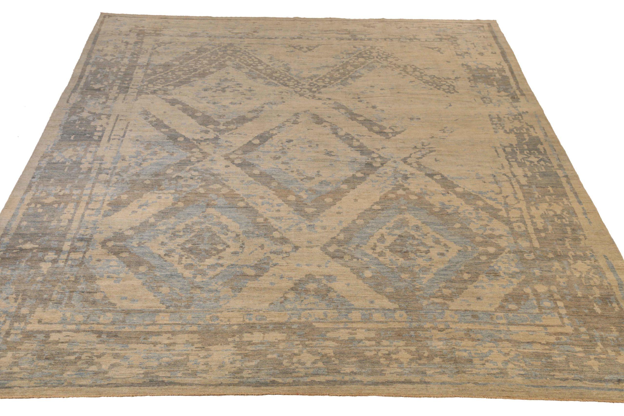 Découvrez l'élégance des tapis persans Sultanabad de Circa 1990. Conçu avec une attention méticuleuse aux détails, ce design exclusif est parfait pour mettre en valeur votre espace.