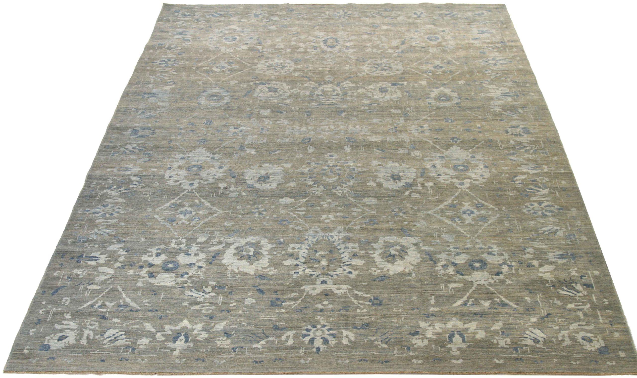 Découvrez l'élégance des tapis persans Sultanabad de Circa 1990. Conçu avec une attention méticuleuse aux détails, ce design exclusif est parfait pour mettre en valeur votre espace.