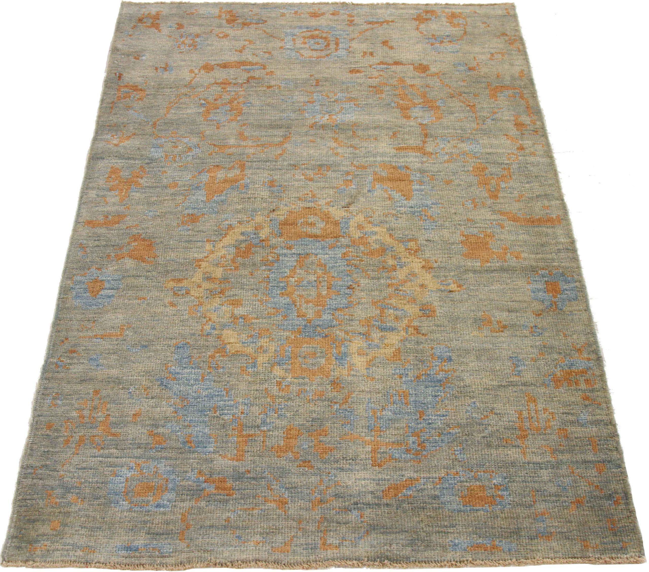 Découvrez l'élégance des tapis persans Sultanabad de Circa 1990. Conçu avec une attention méticuleuse aux détails, ce design exclusif est parfait pour mettre en valeur votre espace.