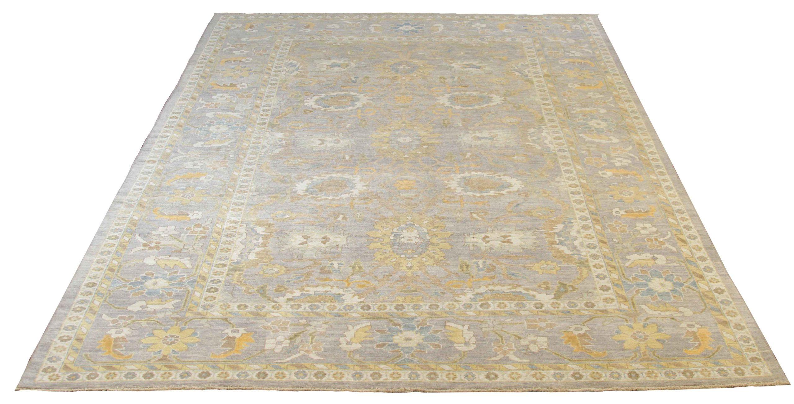 Découvrez l'élégance des tapis persans Sultanabad de Circa 1990. Conçu avec une attention méticuleuse aux détails, ce design exclusif est parfait pour mettre en valeur votre espace.