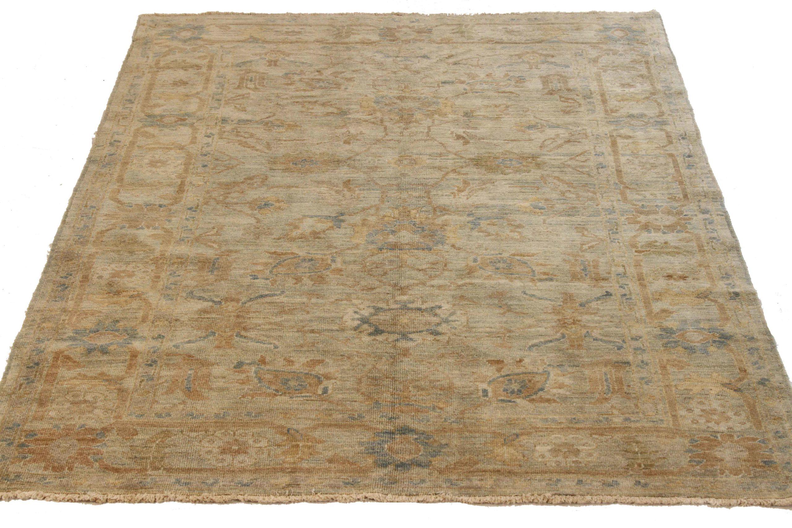 Découvrez l'élégance des tapis persans Sultanabad de Circa 1990. Conçu avec une attention méticuleuse aux détails, ce design exclusif est parfait pour mettre en valeur votre espace.