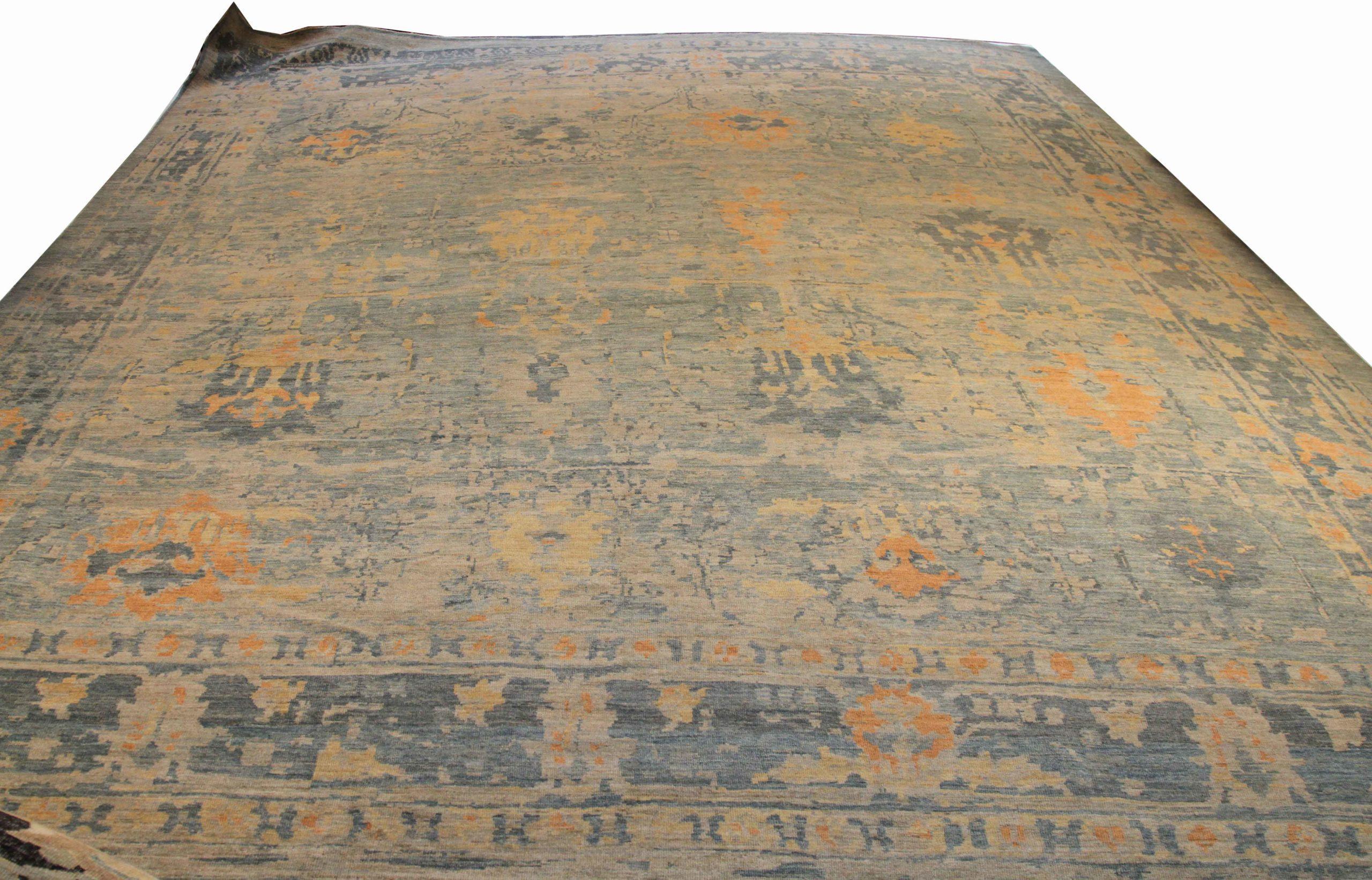 Scopri l'eleganza dei Sultanabad Rugs persiani con i tappeti CIRCA del 1990. Progettato con una meticolosa attenzione ai dettagli, questo design esclusivo è perfetto per valorizzare il tuo spazio.