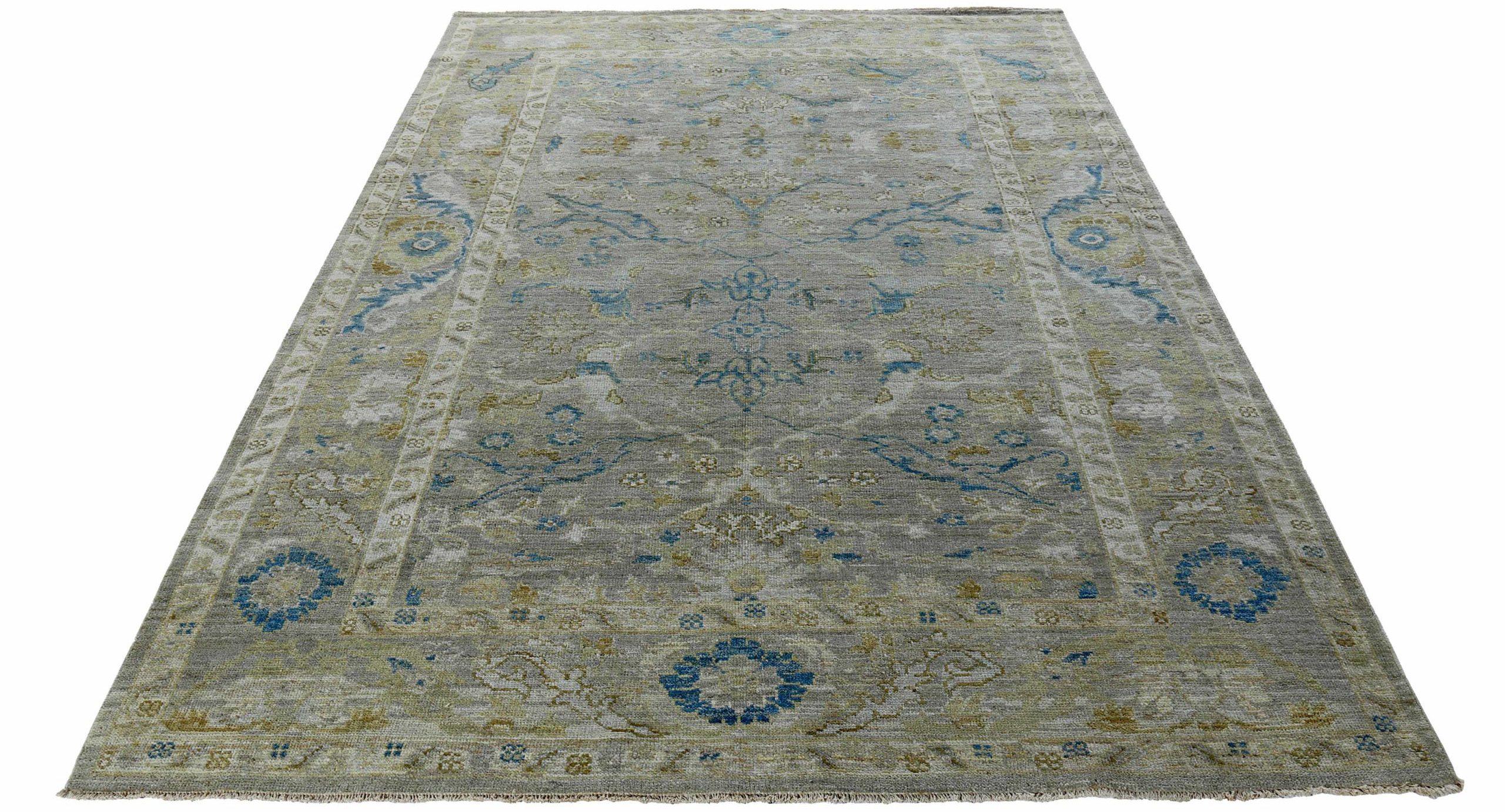 Entdecken Sie die Eleganz der persischen Sultanabad Teppiche von CIRCA 1990. Dieses exklusive Design aus Wolle und BlueGrayGreen ist perfekt, um Ihren Raum zu verschönern.