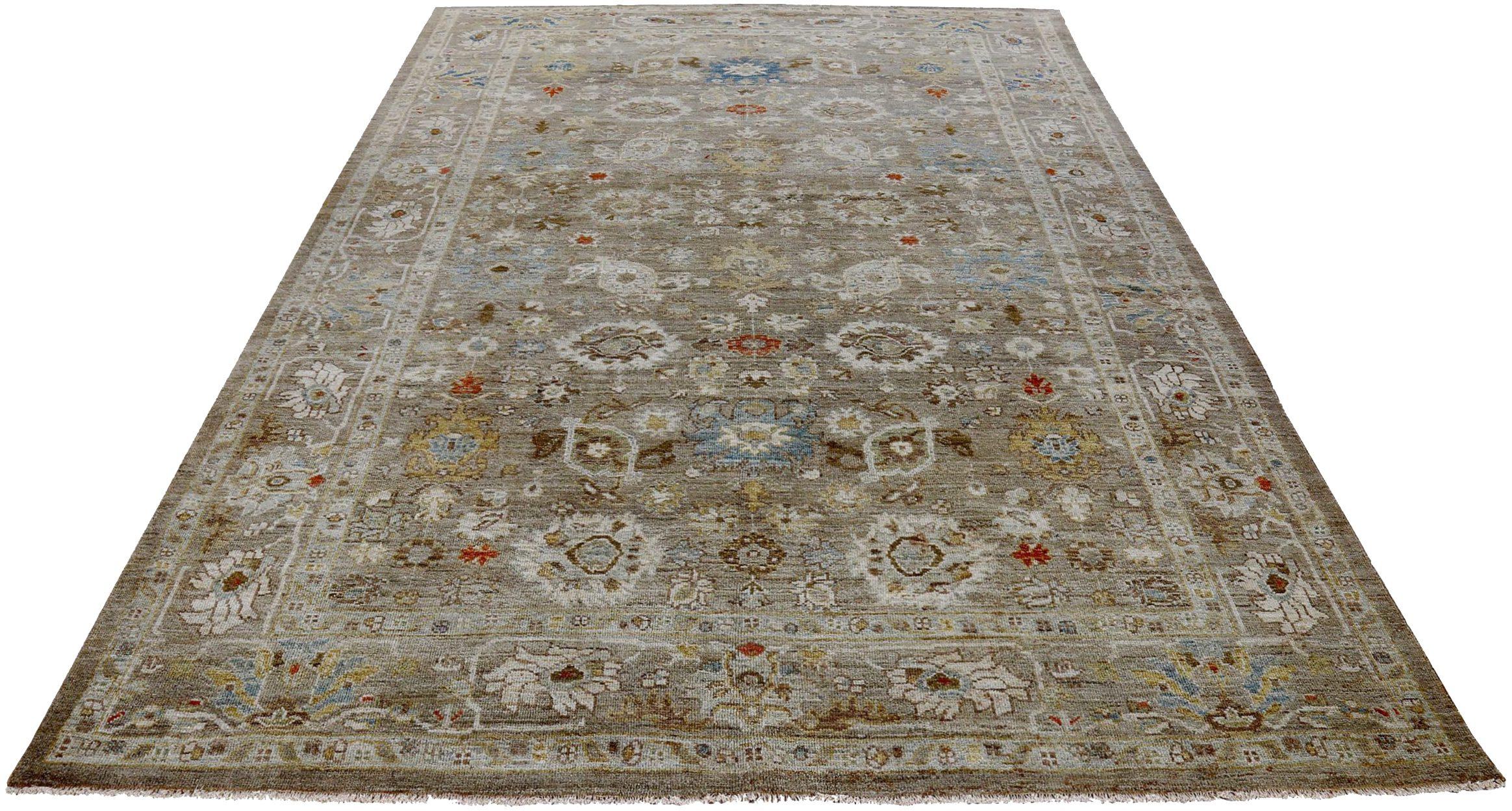 Scopri l'eleganza dei Sultanabad Rugs persiani con i tappeti CIRCA del 1990. Progettato in lana e marrone-avorio, questo design esclusivo è perfetto per valorizzare il tuo spazio.