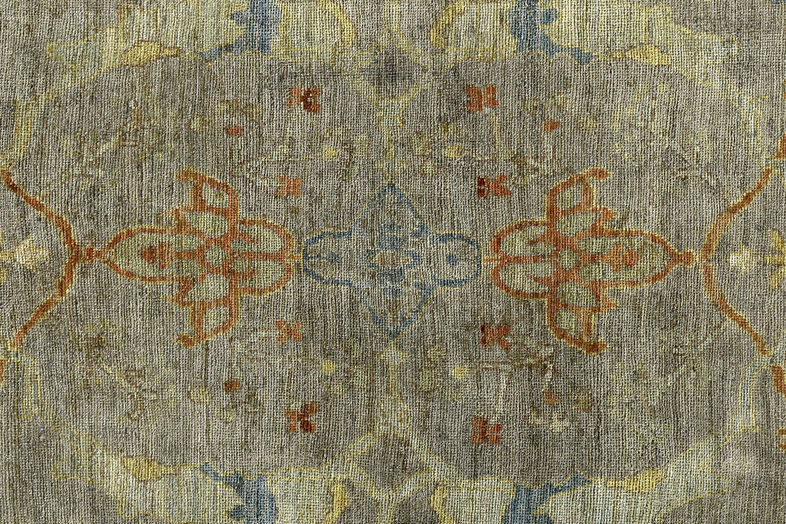 Découvrez l'élégance des tapis persans Sultanabad de Circa 1990. Conçu avec Wool et GrayRedYellow, ce design exclusif est parfait pour mettre en valeur votre espace.