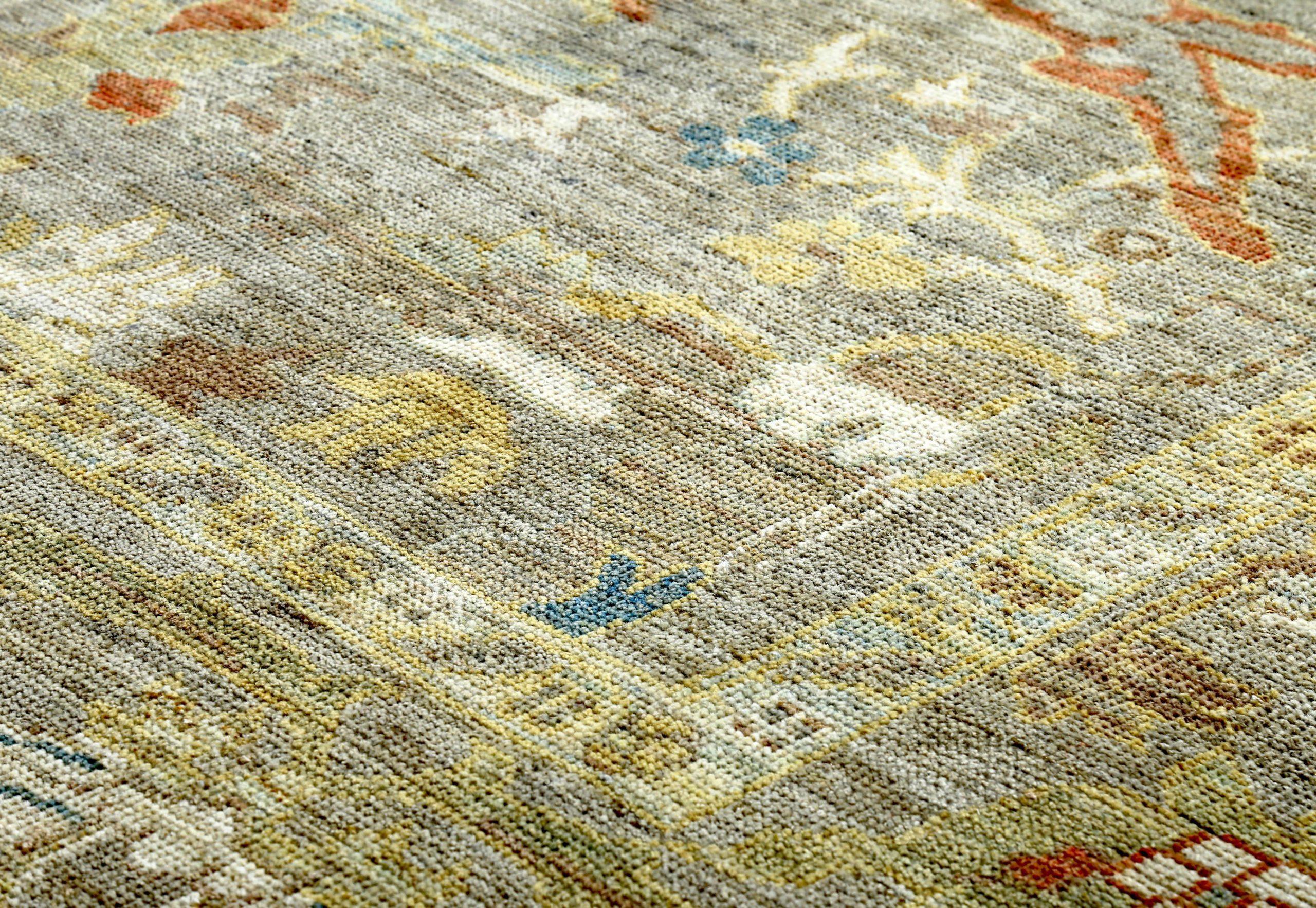 Tapis persans de Sultanabad datant d'environ 1990, motif en laine gris rouge jaune - 89351 Excellent état - En vente à Dallas, TX