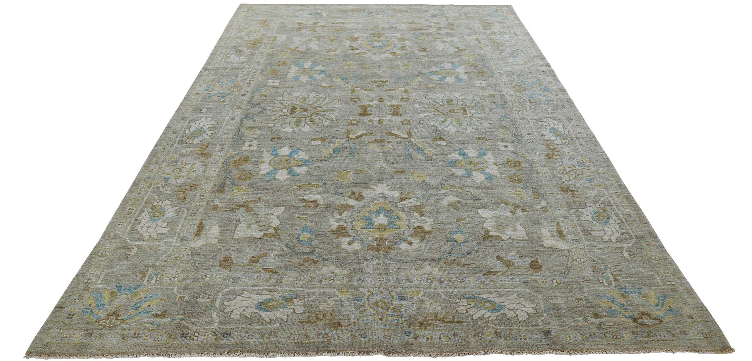 Entdecken Sie die Eleganz der persischen Sultanabad Teppiche von CIRCA 1990. Dieses exklusive Design aus Wolle und GreenIvoryTaupe ist perfekt, um Ihren Raum zu verschönern.
