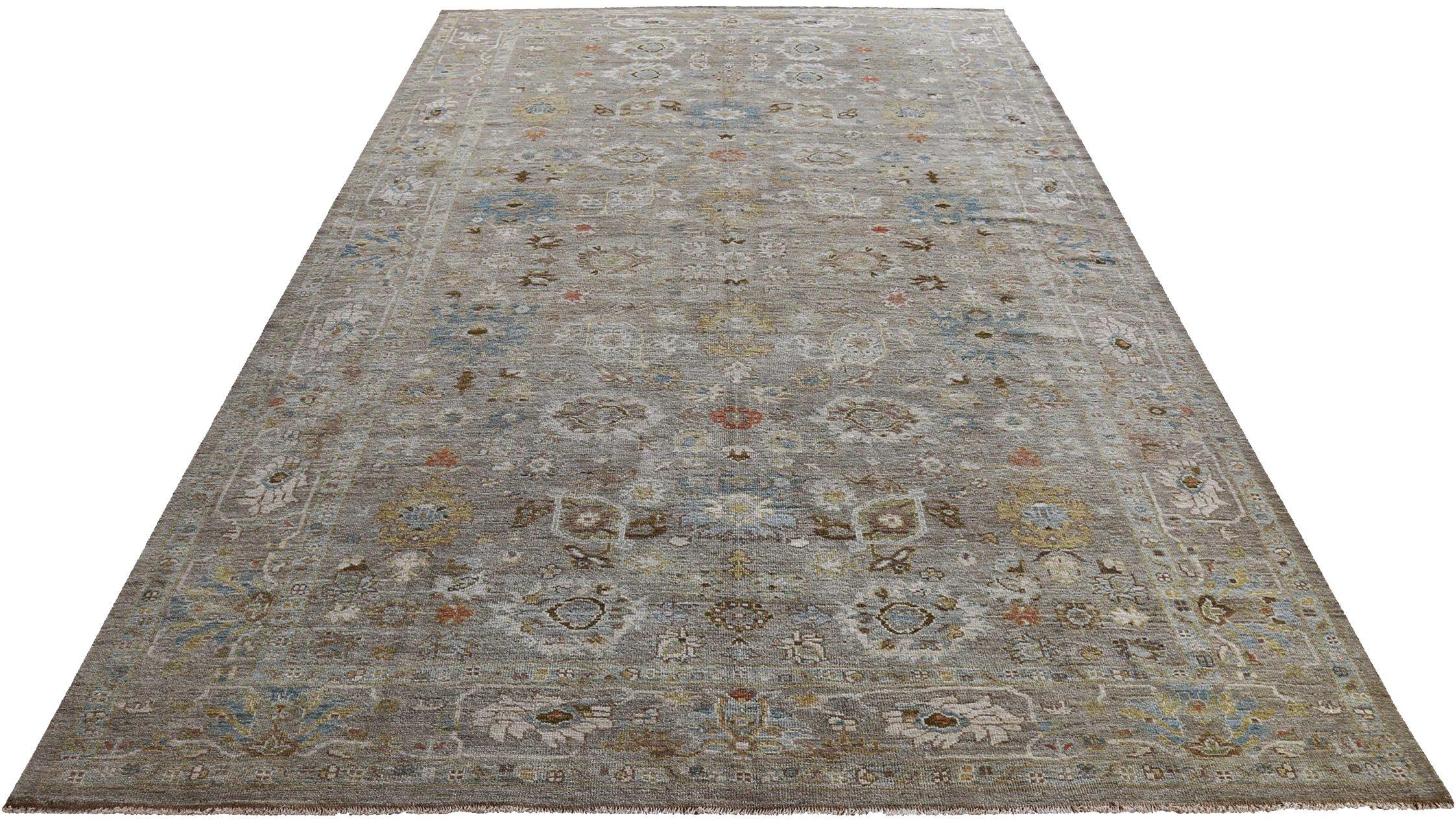 Entdecken Sie die Eleganz der persischen Sultanabad Teppiche von CIRCA 1990. Dieses exklusive Design aus Wolle und IvoryTaupe ist perfekt, um Ihren Raum zu verschönern.