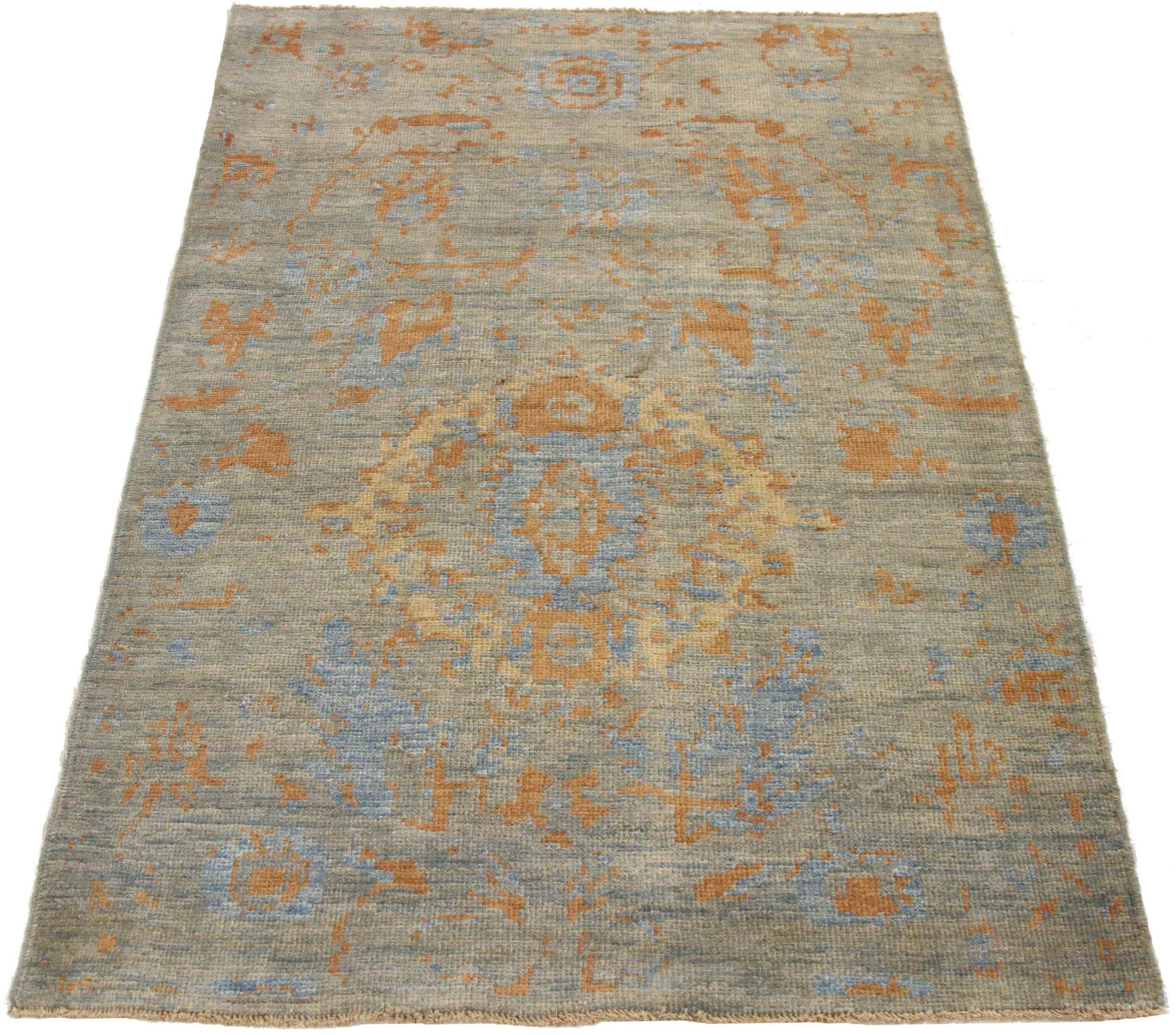 Découvrez l'élégance des tapis persans Sultanabad. Conçu avec une attention méticuleuse aux détails, ce design exclusif est parfait pour mettre en valeur votre espace.