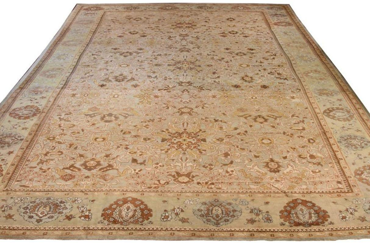 Entdecken Sie die Eleganz des persischen Sultanabad mit seinen Teppichen. Dieses exklusive Design, das mit viel Liebe zum Detail entworfen wurde, ist perfekt, um Ihren Raum zu verschönern.
