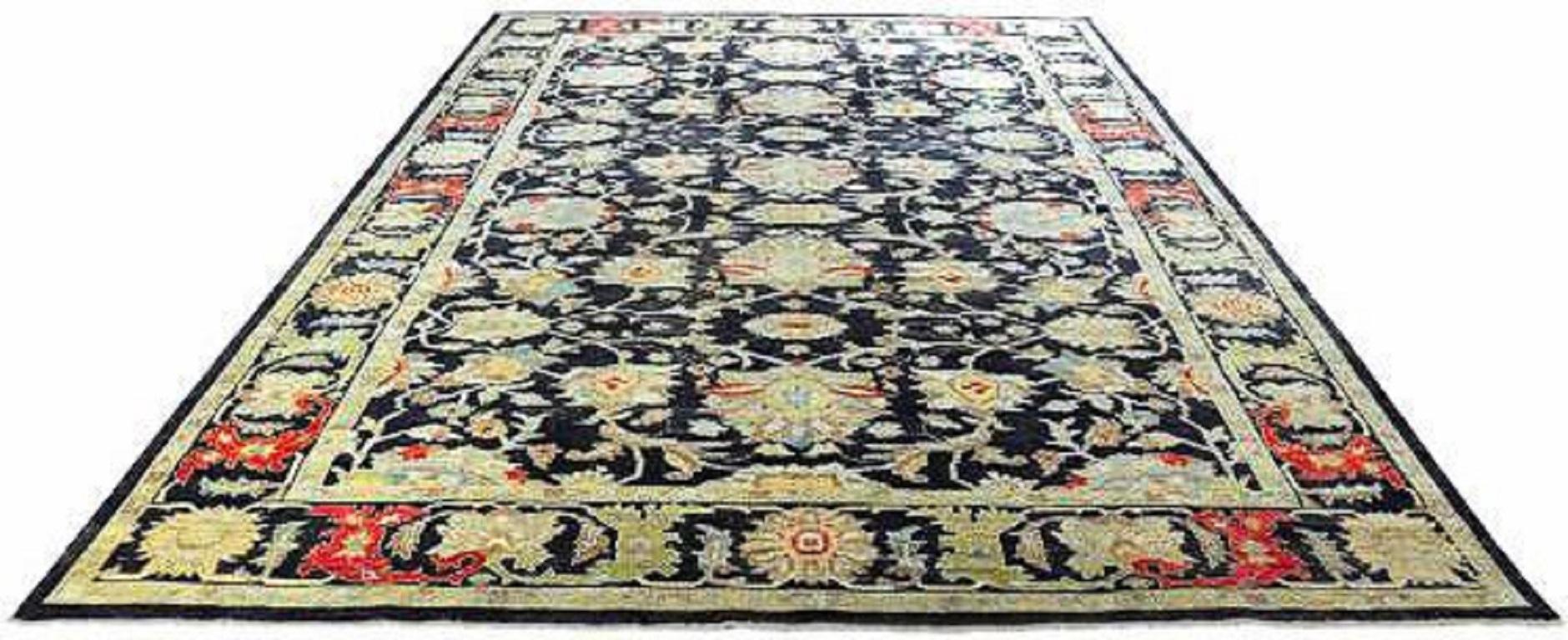 Scopri l'eleganza dei Sultanabad Rugs persiani con i tappeti CIRCA del 1990. Progettato con lana e nero-verde-rosso, questo design esclusivo è perfetto per valorizzare il tuo spazio.