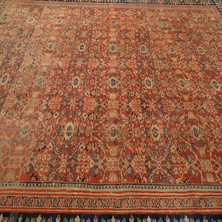 Scopri l'eleganza dei Sultanabad Rugs persiani con i tappeti CIRCA del 1880. Progettato con lana e blu-avorio-rosso, questo design esclusivo è perfetto per valorizzare il tuo spazio.